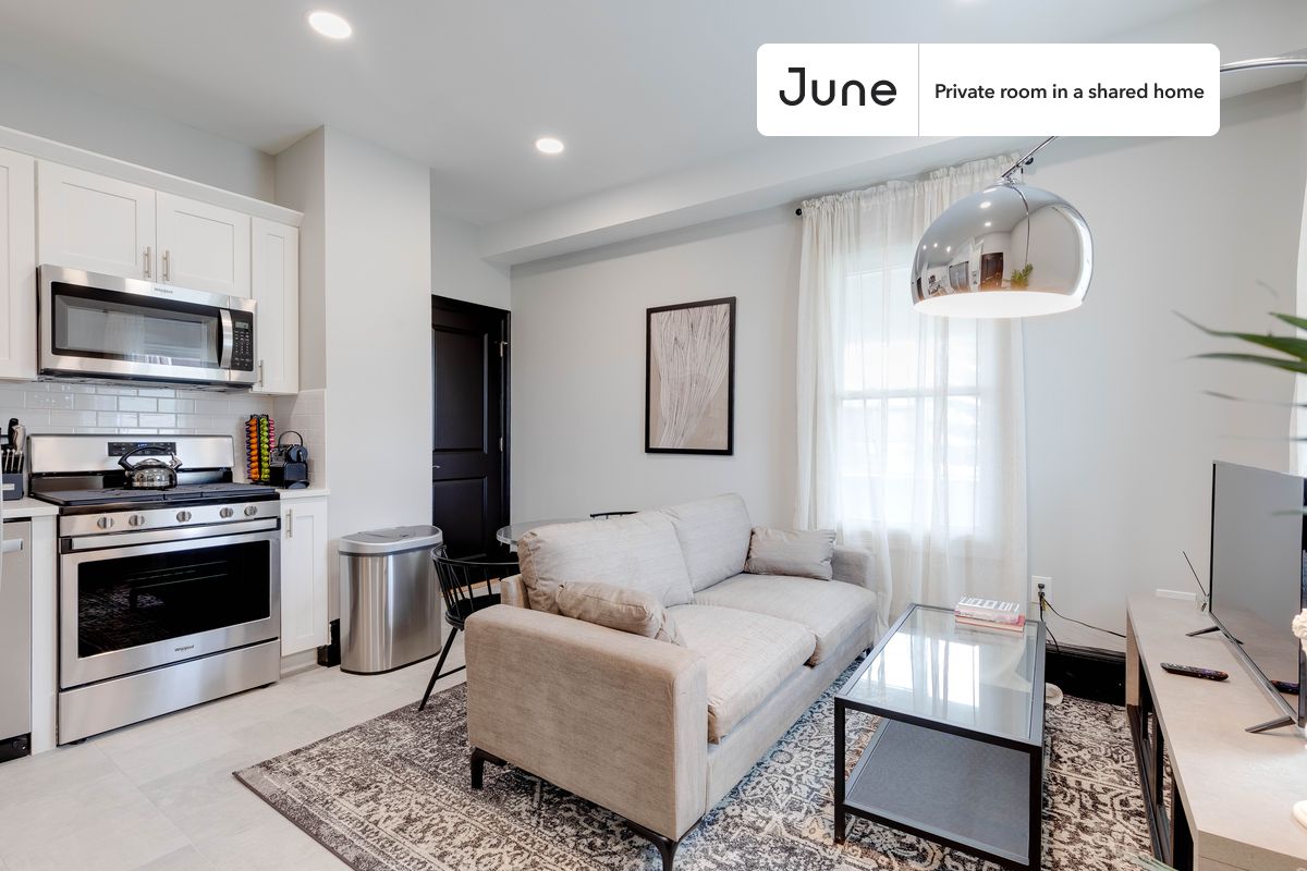 PLEASE NOTE: This is a private room in a shared apartment. You will have your own bedroom and shared common areas (kitchen, bathroom, etc.) with other residents.
Full bedroom in a 4 bedroom / 1.5 bathroom apartment!
Check out 3D tour now: https://jnhm.es/PJ
This Full room in South Boston is available on a 12 month lease or a flexible short term (31 to 364 days) lease. You pick your custom start and end date. Monthly rent rate is determined by furnishing preference, move-in date and move-out date. Speak to a June representative for recommendations on the best stay duration for the lowest rate, and learn more about this home on the June website: https://jnhm.es/Ce
Amenities of this home: Dishwasher, Furnished Common Areas, Wi-Fi - Paid separately (High-Speed), Guarantors Allowed, 32-inch Flat-Screen TV, Dine in kitchen, Street parking - City permit required, Laundry in home (free), Smart lock, Hardwood Flooring, Microwave, Oven, Refrigerator, also, this unit is conveniently located, several local parks, restaurants and bars are just minutes away.
About June Homes: Welcome to the easiest rental experience of your life. Rent furnished or unfurnished apartments on a 12 month lease or a flexible short term (31 to 364 days). As a resident, you’ll have access to 24/7 support and monthly cleanings of the home’s shared spaces. Sign up now to apply online for your next home with June: https://jnhm.es/sign-roomi
Brokers welcome! Contact us for more details.
Interested? Kindly note that the minimum stay duration would be 31 days.
Use this listing ID when speaking to June team: #194 3C