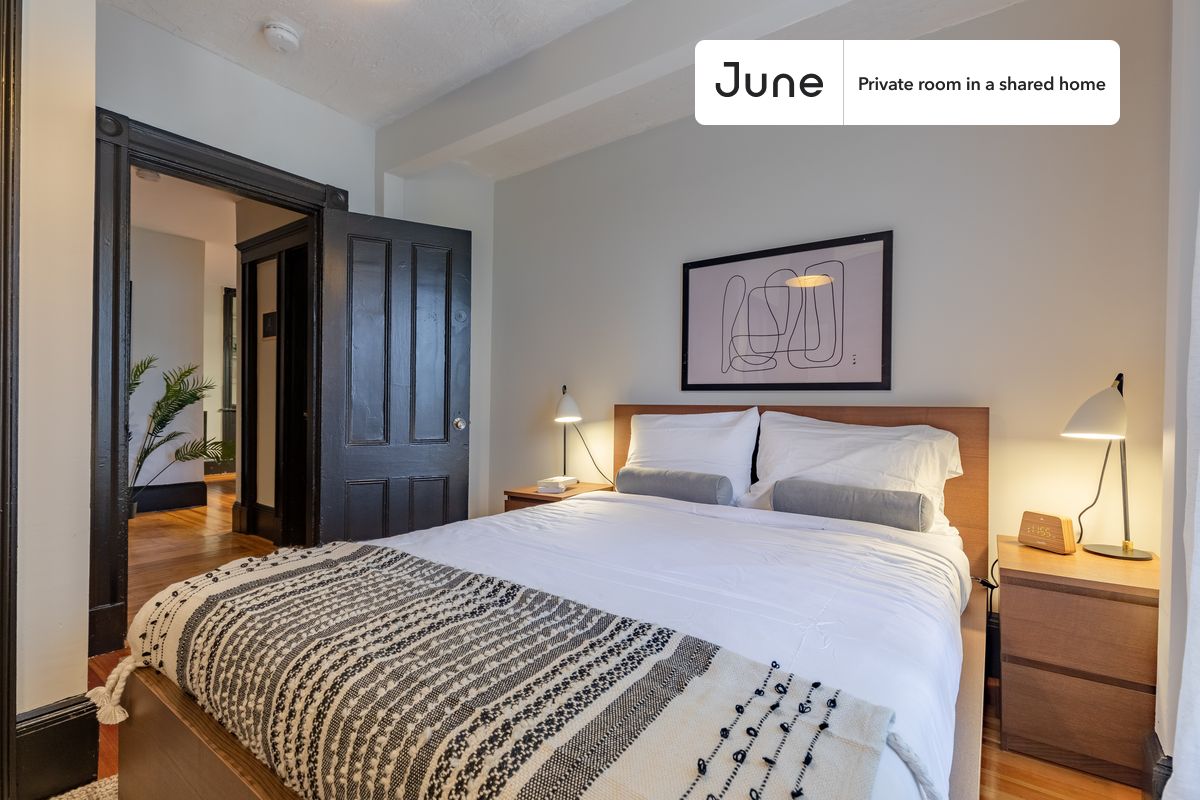 

PLEASE NOTE: This is a private room in a shared apartment. You will have your own bedroom and shared common areas (kitchen, bathroom, etc.) with other residents.

Full bedroom in a 5 bedroom / 2 bathroom apartment!

Check out 3D tour now:  https://jnhm.es/PX

This  Full room in Allston  is available on a 12 month lease or a flexible short term (31 to 364 days) lease. You pick your custom start and end date. Monthly rent rate is determined by furnishing preference, move-in date and move-out date. Speak to a June representative for recommendations on the best stay duration for the lowest rate, and learn more about this home on the June website:  https://jnhm.es/Ep

Amenities of this home:   Furnished Common Areas,    Wi-Fi - Paid separately (High-Speed),    Guarantors Allowed,       32-inch Flat-Screen TV,    Dining area,    Dine in kitchen,    Street parking - City permit required,    Laundry - Paid separately (in building),       Smart lock,    Dishwasher,    Balcony,    Hardwood Flooring,    Microwave,    Oven,    Refrigerator,    Air Conditioning | HVAC,   also, this unit is conveniently located, several local parks, restaurants and bars are just minutes away.

About June Homes: Welcome to the easiest rental experience of your life. Rent furnished or unfurnished apartments on a 12 month lease or a flexible short term (31 to 364 days). As a resident, you’ll have access to 24/7 support and monthly cleanings of the home’s shared spaces. Sign up now to apply online for your next home with June: https://jnhm.es/sign-roomi

Brokers welcome! Contact us for more details.

Interested? Kindly note that the minimum stay duration would be 31 days. 

Use this listing ID when speaking to June team:  #234 B