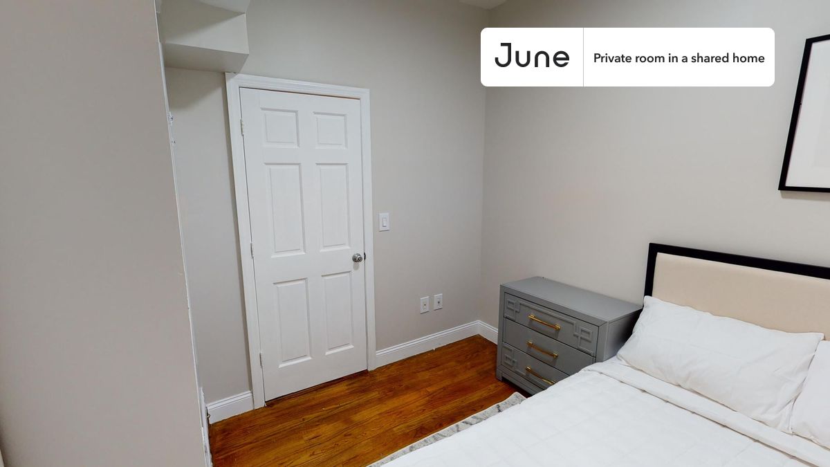 PLEASE NOTE: This is a private room in a shared apartment. You will have your own bedroom and shared common areas (kitchen, bathroom, etc.) with other residents.
Full bedroom in a 4 bedroom / 1 bathroom apartment!
Check out 3D tour now: https://jnhm.es/86X
This Full room in Crown Heights is available on a 12 month lease or a flexible short term (31 to 364 days) lease. You pick your custom start and end date. Monthly rent rate is determined by furnishing preference, move-in date and move-out date. Speak to a June representative for recommendations on the best stay duration for the lowest rate, and learn more about this home on the June website: https://jnhm.es/6fg
Amenities of this home: Street parking - City permit required, Laundry - Paid separately (in building), Dishwasher, Furnished Common Areas, Wi-Fi - Paid separately (High-Speed), Guarantors Allowed, Wall-Mounted TV, Hardwood Flooring, Microwave, Oven, Refrigerator, also, this unit is conveniently located, several local parks, restaurants and bars are just minutes away.
About June Homes: Welcome to the easiest rental experience of your life. Rent furnished or unfurnished apartments on a 12 month lease or a flexible short term (31 to 364 days). As a resident, you’ll have access to 24/7 support and monthly cleanings of the home’s shared spaces. Sign up now to apply online for your next home with June: https://jnhm.es/sign-roomi
Brokers welcome! Contact us for more details.
Interested? Use this listing ID when speaking to June team: #1382 B
