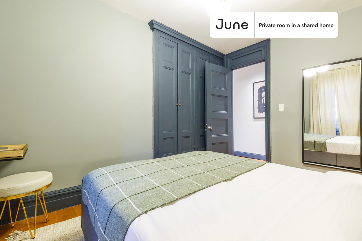 PLEASE NOTE: This is a private room in a shared apartment. You will have your own bedroom and shared common areas (kitchen, bathroom, etc.) with other residents.
Queen bedroom in a 4 bedroom / 1 bathroom apartment!
Check out 3D tour now: https://jnhm.es/Q8
This Queen room in Chelsea is available on a 12 month lease or a flexible short term (31 to 364 days) lease. You pick your custom start and end date. Monthly rent rate is determined by furnishing preference, move-in date and move-out date. Speak to a June representative for recommendations on the best stay duration for the lowest rate, and learn more about this home on the June website: https://jnhm.es/Fx
Amenities of this home: Dishwasher, Furnished Common Areas, Wi-Fi - Paid separately (High-Speed), Guarantors Allowed, 32-inch Flat-Screen TV, Dining area, Dine in kitchen, Smart lock, Hardwood Flooring, Microwave, Oven, Refrigerator, also, this unit is conveniently located, several local parks, restaurants and bars are just minutes away.
About June Homes: Welcome to the easiest rental experience of your life. Rent furnished or unfurnished apartments on a 12 month lease or a flexible short term (31 to 364 days). As a resident, you’ll have access to 24/7 support and monthly cleanings of the home’s shared spaces. Sign up now to apply online for your next home with June: https://jnhm.es/sign-roomi
Brokers welcome! Contact us for more details.
Interested? Use this listing ID when speaking to June team: #258 B