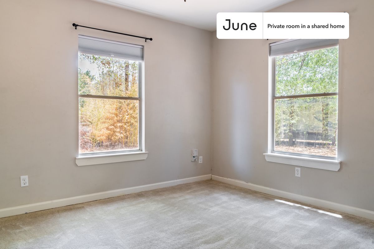 

Full bedroom in a 3 bedroom / 2 bathroom apartment!

Check out 3D tour now:  https://jnhm.es/87t

This  Full room in Govalle  is available on a flexible 1-18 month lease. Monthly rent rate is determined by furnishing preference, move-in date and move-out date. Speak to a June representative for recommendations on the best stay duration for the lowest rate, and learn more about this home on the June website:  https://jnhm.es/6g8

Amenities of this home:   Dishwasher,    Furnished Common Areas,    Wi-Fi - Paid separately (High-Speed),    Guarantors Allowed,       32-inch Flat-Screen TV,    Dining area,       Laundry in home (free),    Shared Home Office,    Living area,    Hardwood Flooring,    Microwave,    Oven,    Refrigerator,   also, this unit is conveniently located, several local parks, restaurants and bars are just minutes away.

About June Homes: Welcome to the easiest rental experience of your life. Rent furnished or unfurnished apartments for 1 - 18 months, bypass hidden costs and broker fees and enjoy an easy move-in. As a resident, you’ll have access to 24/7 support and monthly cleanings of the home’s shared spaces. Sign up now to apply online for your next home with June: https://jnhm.es/sign-roomi

Interested? Use this listing ID when speaking to June team:  #1402 B