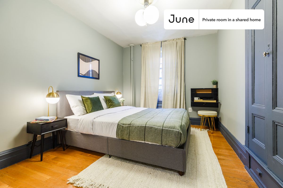 PLEASE NOTE: This is a private room in a shared apartment. You will have your own bedroom and shared common areas (kitchen, bathroom, etc.) with other residents.
Queen bedroom in a 4 bedroom / 1 bathroom apartment!
Check out 3D tour now: https://jnhm.es/Q8
This Queen room in Chelsea is available on a 12 month lease or a flexible short term (31 to 364 days) lease. You pick your custom start and end date. Monthly rent rate is determined by furnishing preference, move-in date and move-out date. Speak to a June representative for recommendations on the best stay duration for the lowest rate, and learn more about this home on the June website: https://jnhm.es/Fx
Amenities of this home: Dishwasher, Furnished Common Areas, Wi-Fi - Paid separately (High-Speed), Guarantors Allowed, 32-inch Flat-Screen TV, Dining area, Dine in kitchen, Smart lock, Hardwood Flooring, Microwave, Oven, Refrigerator, also, this unit is conveniently located, several local parks, restaurants and bars are just minutes away.
About June Homes: Welcome to the easiest rental experience of your life. Rent furnished or unfurnished apartments on a 12 month lease or a flexible short term (31 to 364 days). As a resident, you’ll have access to 24/7 support and monthly cleanings of the home’s shared spaces. Sign up now to apply online for your next home with June: https://jnhm.es/sign-roomi
Brokers welcome! Contact us for more details.
Interested? Use this listing ID when speaking to June team: #258 B