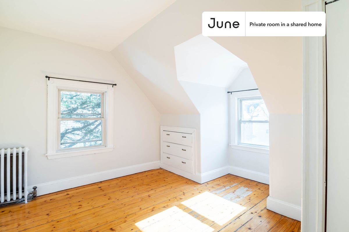 

PLEASE NOTE: This is a private room in a shared apartment. You will have your own bedroom and shared common areas (kitchen, bathroom, etc.) with other residents.

Full bedroom in a 7 bedroom / 2 bathroom apartment!

Check out 3D tour now:  https://jnhm.es/8bO

This  Full room in Brighton  is available on a 12 month lease or a flexible short term (31 to 364 days) lease. You pick your custom start and end date. Monthly rent rate is determined by furnishing preference, move-in date and move-out date. Speak to a June representative for recommendations on the best stay duration for the lowest rate, and learn more about this home on the June website:  https://jnhm.es/6lb

Amenities of this home:   Furnished Common Areas,    Wi-Fi - Paid separately (High-Speed),    Guarantors Allowed,       Dine in kitchen,       Street parking - City permit required,    Laundry in home (free),    Hardwood Flooring,    Microwave,    Oven,    Refrigerator,   also, this unit is conveniently located, several local parks, restaurants and bars are just minutes away.

About June Homes: Welcome to the easiest rental experience of your life. Rent furnished or unfurnished apartments on a 12 month lease or a flexible short term (31 to 364 days). As a resident, you’ll have access to 24/7 support and monthly cleanings of the home’s shared spaces. Sign up now to apply online for your next home with June: https://jnhm.es/sign-roomi

Brokers welcome! Contact us for more details.

Interested? Kindly note that the minimum stay duration would be 31 days. 

Use this listing ID when speaking to June team:  #1517 G