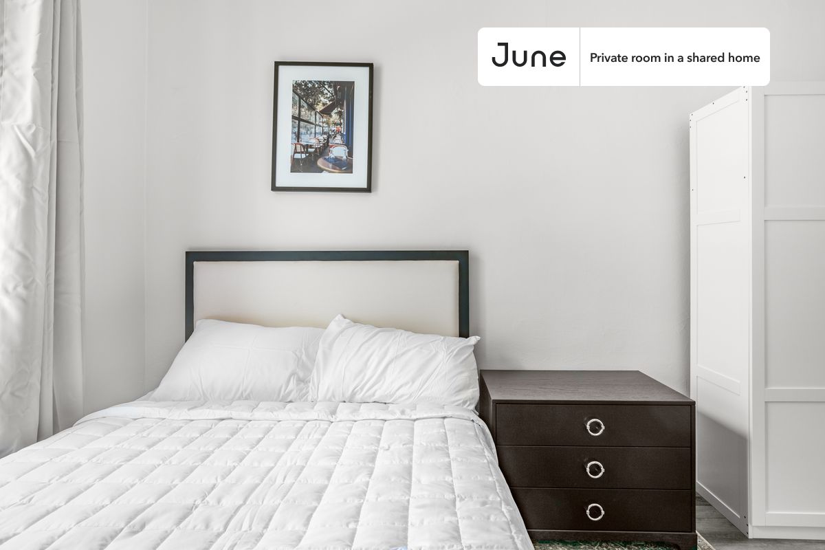 PLEASE NOTE: This is a private room in a shared apartment. You will have your own bedroom and shared common areas (kitchen, bathroom, etc.) with other residents.
Full bedroom in a 3 bedroom / 1 bathroom apartment!
Check out 3D tour now: https://jnhm.es/876
This Full room in Lower East Side is available on a 12 month lease or a flexible short term (31 to 364 days) lease. You pick your custom start and end date. Monthly rent rate is determined by furnishing preference, move-in date and move-out date. Speak to a June representative for recommendations on the best stay duration for the lowest rate, and learn more about this home on the June website: https://jnhm.es/6ei
Amenities of this home: Furnished Common Areas, Wi-Fi - Paid separately (High-Speed), Guarantors Allowed, Hardwood Flooring, Microwave, Oven, Refrigerator, also, this unit is conveniently located, several local parks, restaurants and bars are just minutes away.
About June Homes: Welcome to the easiest rental experience of your life. Rent furnished or unfurnished apartments on a 12 month lease or a flexible short term (31 to 364 days). As a resident, you’ll have access to 24/7 support and monthly cleanings of the home’s shared spaces. Sign up now to apply online for your next home with June: https://jnhm.es/sign-roomi
Brokers welcome! Contact us for more details.
Interested? Use this listing ID when speaking to June team: #1361 A