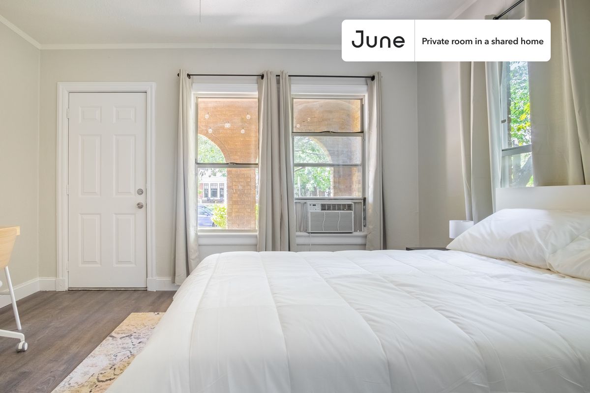 PLEASE NOTE: This is a private room in a shared apartment. You will have your own bedroom and shared common areas (kitchen, bathroom, etc.) with other residents.
Full bedroom in a 4 bedroom / 2 bathroom apartment!
Check out 3D tour now: https://jnhm.es/86i
This Full room in NorthEast Dallas is available on a 12 month lease or a flexible short term (31 to 364 days) lease. You pick your custom start and end date. Monthly rent rate is determined by furnishing preference, move-in date and move-out date. Speak to a June representative for recommendations on the best stay duration for the lowest rate, and learn more about this home on the June website: https://jnhm.es/6cD
Amenities of this home: Dishwasher, Furnished Common Areas, Wi-Fi - Paid separately (High-Speed), Guarantors Allowed, 32-inch Flat-Screen TV, Street parking - City permit required, Laundry in home (free), Hardwood Flooring, Microwave, Oven, Refrigerator, also, this unit is conveniently located, several local parks, restaurants and bars are just minutes away.
About June Homes: Welcome to the easiest rental experience of your life. Rent furnished or unfurnished apartments on a 12 month lease or a flexible short term (31 to 364 days). As a resident, you’ll have access to 24/7 support and monthly cleanings of the home’s shared spaces. Sign up now to apply online for your next home with June: https://jnhm.es/sign-roomi
Brokers welcome! Contact us for more details.
Interested? Use this listing ID when speaking to June team: #1326 B