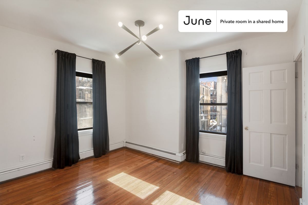 PLEASE NOTE: This is a private room in a shared apartment. You will have your own bedroom and shared common areas (kitchen, bathroom, etc.) with other residents.
Queen bedroom in a 6 bedroom / 2 bathroom apartment!
Check out 3D tour now: https://jnhm.es/QU
This Queen room in Brighton is available on a 12 month lease or a flexible short term (31 to 364 days) lease. You pick your custom start and end date. Monthly rent rate is determined by furnishing preference, move-in date and move-out date. Speak to a June representative for recommendations on the best stay duration for the lowest rate, and learn more about this home on the June website: https://jnhm.es/5sN
Amenities of this home: Dishwasher, Furnished Common Areas, Wi-Fi - Paid separately (High-Speed), Guarantors Allowed, Dining area, Smart lock, Driveway parking (Paid separately), Hardwood Flooring, Microwave, Oven, Refrigerator, also, this unit is conveniently located, several local parks, restaurants and bars are just minutes away.
About June Homes: Welcome to the easiest rental experience of your life. Rent furnished or unfurnished apartments on a 12 month lease or a flexible short term (31 to 364 days). As a resident, you’ll have access to 24/7 support and monthly cleanings of the home’s shared spaces. Sign up now to apply online for your next home with June: https://jnhm.es/sign-roomi
Brokers welcome! Contact us for more details.
Interested? Kindly note that the minimum stay duration would be 31 days.
Use this listing ID when speaking to June team: #375 2D