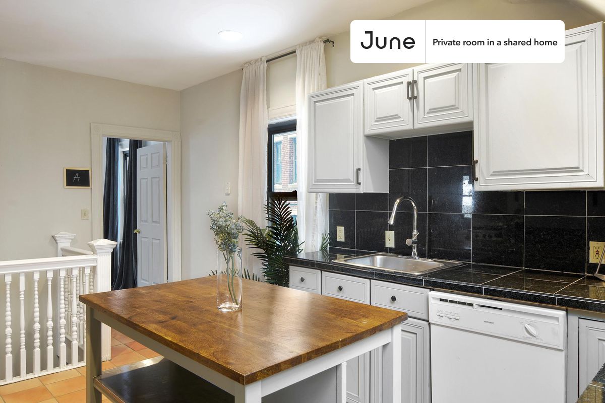 PLEASE NOTE: This is a private room in a shared apartment. You will have your own bedroom and shared common areas (kitchen, bathroom, etc.) with other residents.
Queen bedroom in a 6 bedroom / 2 bathroom apartment!
Check out 3D tour now: https://jnhm.es/QU
This Queen room in Brighton is available on a 12 month lease or a flexible short term (31 to 364 days) lease. You pick your custom start and end date. Monthly rent rate is determined by furnishing preference, move-in date and move-out date. Speak to a June representative for recommendations on the best stay duration for the lowest rate, and learn more about this home on the June website: https://jnhm.es/5sN
Amenities of this home: Dishwasher, Furnished Common Areas, Wi-Fi - Paid separately (High-Speed), Guarantors Allowed, Dining area, Smart lock, Driveway parking (Paid separately), Hardwood Flooring, Microwave, Oven, Refrigerator, also, this unit is conveniently located, several local parks, restaurants and bars are just minutes away.
About June Homes: Welcome to the easiest rental experience of your life. Rent furnished or unfurnished apartments on a 12 month lease or a flexible short term (31 to 364 days). As a resident, you’ll have access to 24/7 support and monthly cleanings of the home’s shared spaces. Sign up now to apply online for your next home with June: https://jnhm.es/sign-roomi
Brokers welcome! Contact us for more details.
Interested? Kindly note that the minimum stay duration would be 31 days.
Use this listing ID when speaking to June team: #375 2D