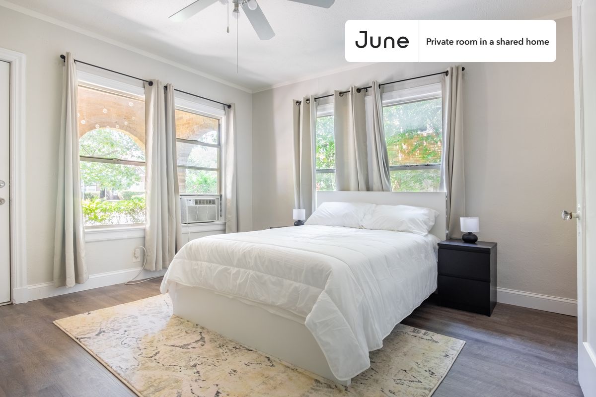 PLEASE NOTE: This is a private room in a shared apartment. You will have your own bedroom and shared common areas (kitchen, bathroom, etc.) with other residents.
Full bedroom in a 4 bedroom / 2 bathroom apartment!
Check out 3D tour now: https://jnhm.es/86i
This Full room in NorthEast Dallas is available on a 12 month lease or a flexible short term (31 to 364 days) lease. You pick your custom start and end date. Monthly rent rate is determined by furnishing preference, move-in date and move-out date. Speak to a June representative for recommendations on the best stay duration for the lowest rate, and learn more about this home on the June website: https://jnhm.es/6cD
Amenities of this home: Dishwasher, Furnished Common Areas, Wi-Fi - Paid separately (High-Speed), Guarantors Allowed, 32-inch Flat-Screen TV, Street parking - City permit required, Laundry in home (free), Hardwood Flooring, Microwave, Oven, Refrigerator, also, this unit is conveniently located, several local parks, restaurants and bars are just minutes away.
About June Homes: Welcome to the easiest rental experience of your life. Rent furnished or unfurnished apartments on a 12 month lease or a flexible short term (31 to 364 days). As a resident, you’ll have access to 24/7 support and monthly cleanings of the home’s shared spaces. Sign up now to apply online for your next home with June: https://jnhm.es/sign-roomi
Brokers welcome! Contact us for more details.
Interested? Use this listing ID when speaking to June team: #1326 B