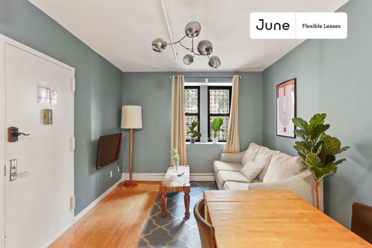 1 bedroom in Central Harlem on flexible lease terms.
Check out 3D tour now: https://jnhm.es/Ud
This 1 bedroom apartment on the Central Harlem is available on a flexible 1-18 month lease. Monthly rent rate is determined by furnishing preference, move-in date and move-out date. Speak to a June representative for recommendations on the best stay duration for the lowest rate, and learn more about this home on the June website: https://jnhm.es/5C4
Amenities of this home: Wi-Fi - Paid separately (High-Speed), Guarantors Allowed, Couple-Friendly, Balcony, Wall-Mounted TV, Hardwood Flooring, Microwave, Oven, Refrigerator, also, this unit is conveniently located, several local parks, restaurants and bars are just minutes away.
About June Homes: Welcome to the easiest rental experience of your life. Rent furnished or unfurnished apartments for 1 - 18 months, bypass hidden costs and broker fees and enjoy an easy move-in. As a resident, you’ll have access to 24/7 support and monthly cleanings of the home’s shared spaces. Sign up now to apply online for your next home with June: https://jnhm.es/sign-roomi
Interested? Use this listing ID when speaking to June team: #576