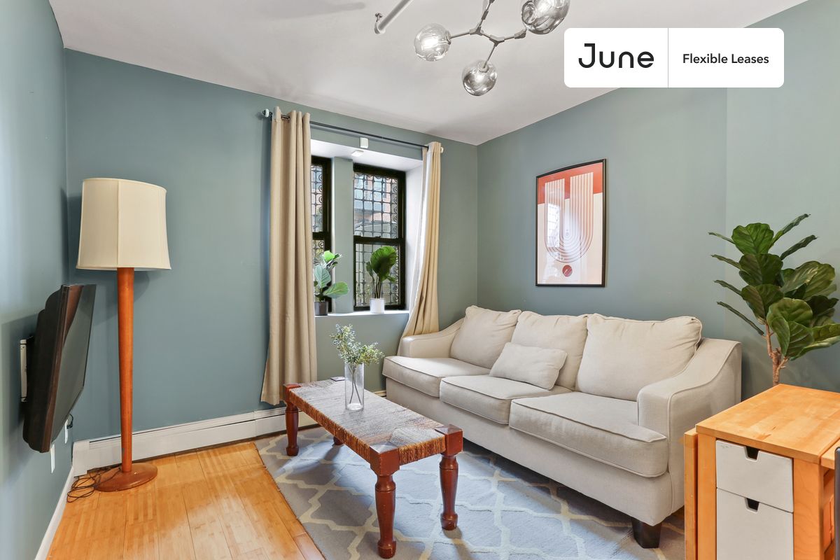 1 bedroom in Central Harlem on flexible lease terms.
Check out 3D tour now: https://jnhm.es/Ud
This 1 bedroom apartment on the Central Harlem is available on a flexible 1-18 month lease. Monthly rent rate is determined by furnishing preference, move-in date and move-out date. Speak to a June representative for recommendations on the best stay duration for the lowest rate, and learn more about this home on the June website: https://jnhm.es/5C4
Amenities of this home: Wi-Fi - Paid separately (High-Speed), Guarantors Allowed, Couple-Friendly, Balcony, Wall-Mounted TV, Hardwood Flooring, Microwave, Oven, Refrigerator, also, this unit is conveniently located, several local parks, restaurants and bars are just minutes away.
About June Homes: Welcome to the easiest rental experience of your life. Rent furnished or unfurnished apartments for 1 - 18 months, bypass hidden costs and broker fees and enjoy an easy move-in. As a resident, you’ll have access to 24/7 support and monthly cleanings of the home’s shared spaces. Sign up now to apply online for your next home with June: https://jnhm.es/sign-roomi
Interested? Use this listing ID when speaking to June team: #576