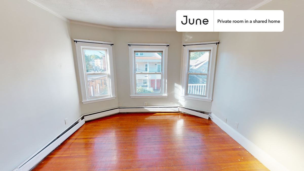 

PLEASE NOTE: This is a private room in a shared apartment. You will have your own bedroom and shared common areas (kitchen, bathroom, etc.) with other residents.

Queen bedroom in a 5 bedroom / 2 bathroom apartment!

Check out 3D tour now:  https://jnhm.es/899

This  Queen room in Allston  is available on a 12 month lease or a flexible short term (31 to 364 days) lease. You pick your custom start and end date. Monthly rent rate is determined by furnishing preference, move-in date and move-out date. Speak to a June representative for recommendations on the best stay duration for the lowest rate, and learn more about this home on the June website:  https://jnhm.es/67S

Amenities of this home:   Dishwasher,    Furnished Common Areas,    Wi-Fi - Paid separately (High-Speed),    Guarantors Allowed,       32-inch Flat-Screen TV,       Street parking - City permit required,    Living area,    Hardwood Flooring,    Microwave,    Oven,    Refrigerator,   also, this unit is conveniently located, several local parks, restaurants and bars are just minutes away.

About June Homes: Welcome to the easiest rental experience of your life. Rent furnished or unfurnished apartments on a 12 month lease or a flexible short term (31 to 364 days). As a resident, you’ll have access to 24/7 support and monthly cleanings of the home’s shared spaces. Sign up now to apply online for your next home with June: https://jnhm.es/sign-roomi

Brokers welcome! Contact us for more details.

Interested? Kindly note that the minimum stay duration would be 31 days. 

Use this listing ID when speaking to June team:  #1234 A