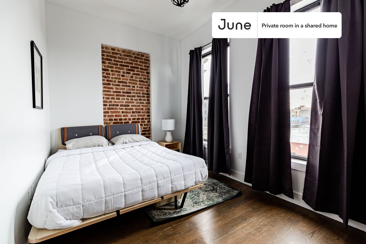 PLEASE NOTE: This is a private room in a shared apartment. You will have your own bedroom and shared common areas (kitchen, bathroom, etc.) with other residents.
Queen bedroom in a 4 bedroom / 2 bathroom apartment!
Check out 3D tour now: https://jnhm.es/8e6
This Queen room in Crown Heights is available on a 12 month lease or a flexible short term (31 to 364 days) lease. You pick your custom start and end date. Monthly rent rate is determined by furnishing preference, move-in date and move-out date. Speak to a June representative for recommendations on the best stay duration for the lowest rate, and learn more about this home on the June website: https://jnhm.es/6va
Amenities of this home: Dishwasher, Furnished Common Areas, Wi-Fi - Paid separately (High-Speed), Guarantors Allowed, 32-inch Flat-Screen TV, Dining area, Laundry - Paid separately (in building), Living area, Hardwood Flooring, Microwave, Oven, Refrigerator, also, this unit is conveniently located, several local parks, restaurants and bars are just minutes away.
About June Homes: Welcome to the easiest rental experience of your life. Rent furnished or unfurnished apartments on a 12 month lease or a flexible short term (31 to 364 days). As a resident, you’ll have access to 24/7 support and monthly cleanings of the home’s shared spaces. Sign up now to apply online for your next home with June: https://jnhm.es/sign-roomi
Brokers welcome! Contact us for more details.
Interested? Use this listing ID when speaking to June team: #1724 D