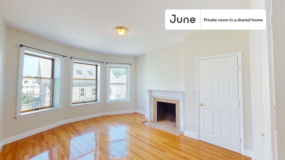 

PLEASE NOTE: This is a private room in a shared apartment. You will have your own bedroom and shared common areas (kitchen, bathroom, etc.) with other residents.

Queen bedroom in a 4 bedroom / 2 bathroom apartment!

Check out 3D tour now:  https://jnhm.es/88L

This  Queen room in Allston  is available on a 12 month lease or a flexible short term (31 to 364 days) lease. You pick your custom start and end date. Monthly rent rate is determined by furnishing preference, move-in date and move-out date. Speak to a June representative for recommendations on the best stay duration for the lowest rate, and learn more about this home on the June website:  https://jnhm.es/6am

Amenities of this home:   Dishwasher,    Furnished Common Areas,    Wi-Fi - Paid separately (High-Speed),    Guarantors Allowed,       32-inch Flat-Screen TV,    Street parking - City permit required,    Laundry - Paid separately (in building),       Hardwood Flooring,    Microwave,    Oven,    Refrigerator,    Air Conditioning | HVAC,   also, this unit is conveniently located, several local parks, restaurants and bars are just minutes away.

About June Homes: Welcome to the easiest rental experience of your life. Rent furnished or unfurnished apartments on a 12 month lease or a flexible short term (31 to 364 days). As a resident, you’ll have access to 24/7 support and monthly cleanings of the home’s shared spaces. Sign up now to apply online for your next home with June: https://jnhm.es/sign-roomi

Brokers welcome! Contact us for more details.

Interested? Kindly note that the minimum stay duration would be 31 days. 

Use this listing ID when speaking to June team:  #1282 B