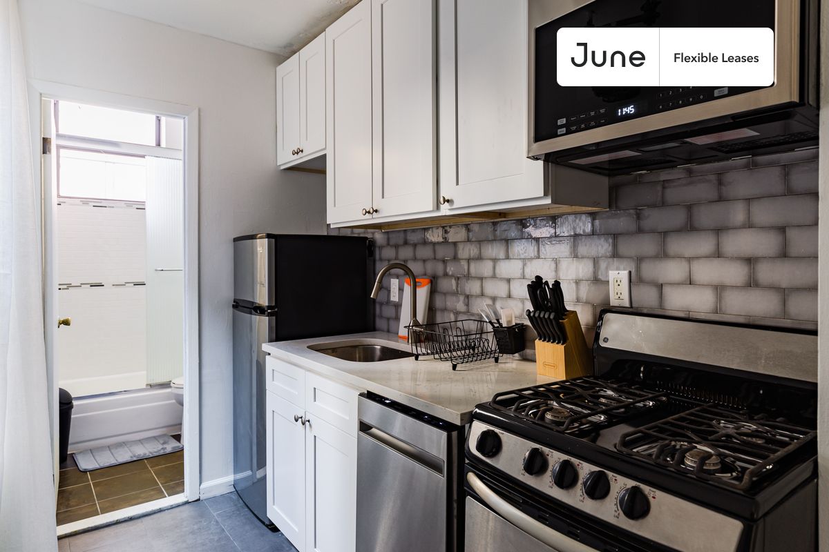1 bedroom in Columbus Circle on flexible lease terms.
Check out 3D tour now: https://jnhm.es/8da
This 1 bedroom apartment on the Columbus Circle is available on a flexible 1-18 month lease. Monthly rent rate is determined by furnishing preference, move-in date and move-out date. Speak to a June representative for recommendations on the best stay duration for the lowest rate, and learn more about this home on the June website: https://jnhm.es/6rI
Amenities of this home: Dishwasher, Wi-Fi - Paid separately (High-Speed), Guarantors Allowed, Couple-Friendly, Shared Home Office, Hardwood Flooring, Microwave, Oven, Refrigerator, also, this unit is conveniently located, several local parks, restaurants and bars are just minutes away.
About June Homes: Welcome to the easiest rental experience of your life. Rent furnished or unfurnished apartments for 1 - 18 months, bypass hidden costs and broker fees and enjoy an easy move-in. As a resident, you’ll have access to 24/7 support and monthly cleanings of the home’s shared spaces. Sign up now to apply online for your next home with June: https://jnhm.es/sign-roomi
Interested? Use this listing ID when speaking to June team: #1655