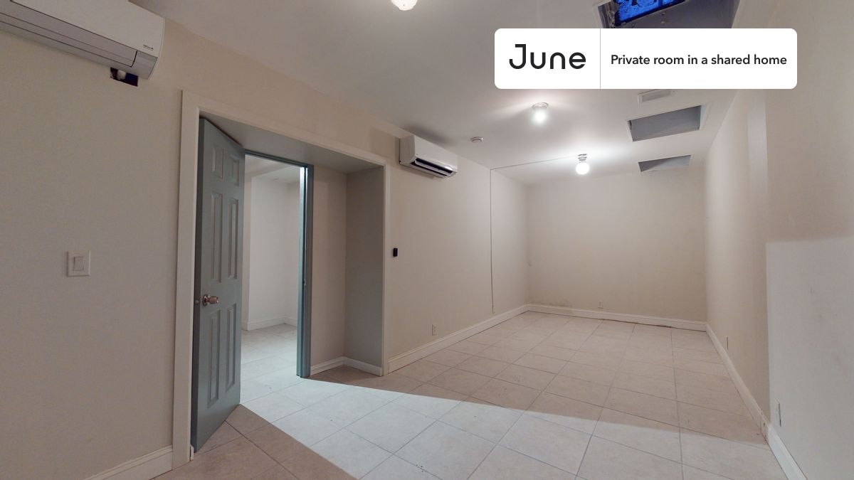 Queen bedroom in a 3 bedroom / 1.5 bathroom apartment!
Check out 3D tour now: https://jnhm.es/8dK
This Queen room in Upper East Side is available on a flexible 1-18 month lease. Monthly rent rate is determined by furnishing preference, move-in date and move-out date. Speak to a June representative for recommendations on the best stay duration for the lowest rate, and learn more about this home on the June website: https://jnhm.es/5xy
Amenities of this home: Dishwasher, Patio, Furnished Common Areas, Wi-Fi - Paid separately (High-Speed), Guarantors Allowed, 32-inch Flat-Screen TV, Central AC (Common space), Hardwood Flooring, Microwave, Oven, Refrigerator, also, this unit is conveniently located, several local parks, restaurants and bars are just minutes away.
About June Homes: Welcome to the easiest rental experience of your life. Rent furnished or unfurnished apartments for 1 - 18 months, bypass hidden costs and broker fees and enjoy an easy move-in. As a resident, you’ll have access to 24/7 support and monthly cleanings of the home’s shared spaces. Sign up now to apply online for your next home with June: https://jnhm.es/sign-roomi
Interested? Use this listing ID when speaking to June team: #478 C