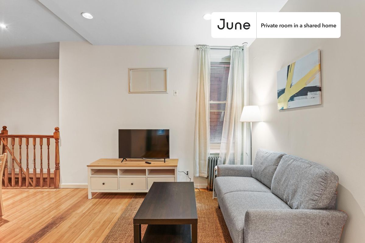 Queen bedroom in a 3 bedroom / 1.5 bathroom apartment!
Check out 3D tour now: https://jnhm.es/8dK
This Queen room in Upper East Side is available on a flexible 1-18 month lease. Monthly rent rate is determined by furnishing preference, move-in date and move-out date. Speak to a June representative for recommendations on the best stay duration for the lowest rate, and learn more about this home on the June website: https://jnhm.es/5xy
Amenities of this home: Dishwasher, Patio, Furnished Common Areas, Wi-Fi - Paid separately (High-Speed), Guarantors Allowed, 32-inch Flat-Screen TV, Central AC (Common space), Hardwood Flooring, Microwave, Oven, Refrigerator, also, this unit is conveniently located, several local parks, restaurants and bars are just minutes away.
About June Homes: Welcome to the easiest rental experience of your life. Rent furnished or unfurnished apartments for 1 - 18 months, bypass hidden costs and broker fees and enjoy an easy move-in. As a resident, you’ll have access to 24/7 support and monthly cleanings of the home’s shared spaces. Sign up now to apply online for your next home with June: https://jnhm.es/sign-roomi
Interested? Use this listing ID when speaking to June team: #478 C