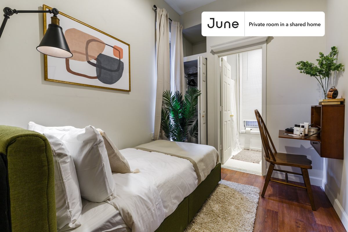 PLEASE NOTE: This is a private room in a shared apartment. You will have your own bedroom and shared common areas (kitchen, bathroom, etc.) with other residents.
Twin bedroom in a 4 bedroom / 2 bathroom apartment!
Check out 3D tour now: https://jnhm.es/Sh
This Twin room in Hell's Kitchen is available on a 12 month lease or a flexible short term (31 to 364 days) lease. You pick your custom start and end date. Monthly rent rate is determined by furnishing preference, move-in date and move-out date. Speak to a June representative for recommendations on the best stay duration for the lowest rate, and learn more about this home on the June website: https://jnhm.es/HD
Amenities of this home: Furnished Common Areas, Wi-Fi - Paid separately (High-Speed), Guarantors Allowed, 32-inch Flat-Screen TV, Dining area, Smart lock, Hardwood Flooring, Microwave, Oven, Refrigerator, also, this unit is conveniently located, several local parks, restaurants and bars are just minutes away.
About June Homes: Welcome to the easiest rental experience of your life. Rent furnished or unfurnished apartments on a 12 month lease or a flexible short term (31 to 364 days). As a resident, you’ll have access to 24/7 support and monthly cleanings of the home’s shared spaces. Sign up now to apply online for your next home with June: https://jnhm.es/sign-roomi
Brokers welcome! Contact us for more details.
Interested? Use this listing ID when speaking to June team: #290 A