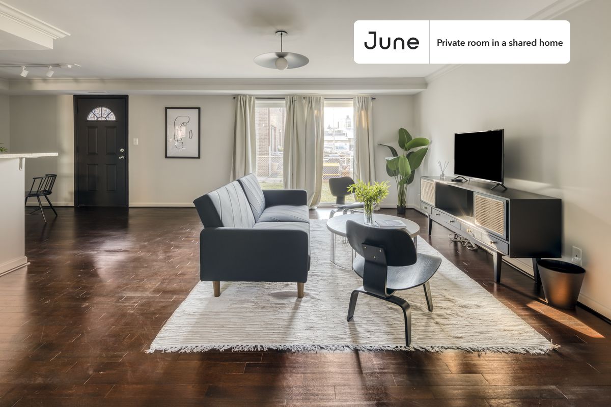 

PLEASE NOTE: This is a private room in a shared apartment. You will have your own bedroom and shared common areas (kitchen, bathroom, etc.) with other residents.

Queen bedroom in a 5 bedroom / 2.5 bathroom apartment!

Check out 3D tour now:  https://jnhm.es/S6

This  Queen room in H Street  is available on a 12 month lease or a flexible short term (31 to 364 days) lease. You pick your custom start and end date. Monthly rent rate is determined by furnishing preference, move-in date and move-out date. Speak to a June representative for recommendations on the best stay duration for the lowest rate, and learn more about this home on the June website:  https://jnhm.es/Hu

Amenities of this home:   Dishwasher,    Furnished Common Areas,    Wi-Fi - Paid separately (High-Speed),    Outdoor space,    Guarantors Allowed,       32-inch Flat-Screen TV,    Dining area,    Dine in kitchen,       Central AC (Common space),    Laundry in home (free),    Parking Spot (Paid separately),    Hardwood Flooring,    Microwave,    Oven,    Refrigerator,   also, this unit is conveniently located, several local parks, restaurants and bars are just minutes away.

About June Homes: Welcome to the easiest rental experience of your life. Rent furnished or unfurnished apartments on a 12 month lease or a flexible short term (31 to 364 days). As a resident, you’ll have access to 24/7 support and monthly cleanings of the home’s shared spaces. Sign up now to apply online for your next home with June: https://jnhm.es/sign-roomi

Brokers welcome! Contact us for more details.

Interested? Kindly note that the minimum stay duration would be 31 days. 

Use this listing ID when speaking to June team:  #288 D