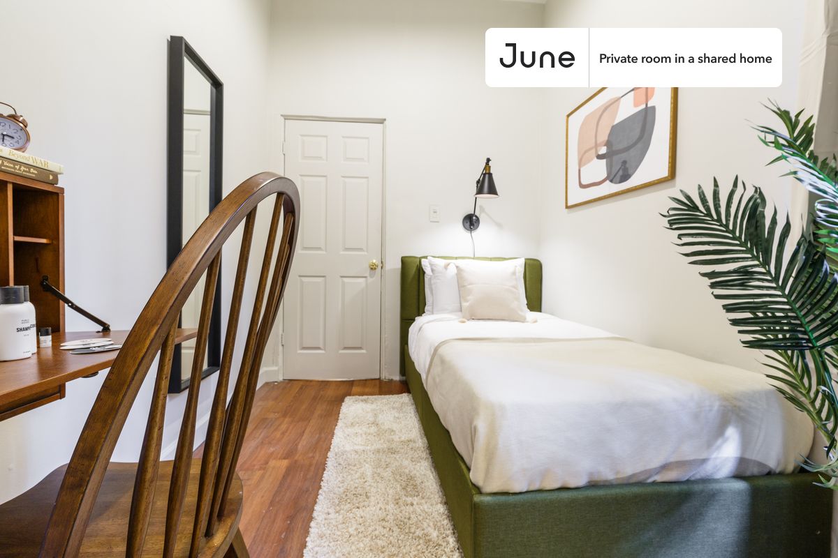 PLEASE NOTE: This is a private room in a shared apartment. You will have your own bedroom and shared common areas (kitchen, bathroom, etc.) with other residents.
Twin bedroom in a 4 bedroom / 2 bathroom apartment!
Check out 3D tour now: https://jnhm.es/Sh
This Twin room in Hell's Kitchen is available on a 12 month lease or a flexible short term (31 to 364 days) lease. You pick your custom start and end date. Monthly rent rate is determined by furnishing preference, move-in date and move-out date. Speak to a June representative for recommendations on the best stay duration for the lowest rate, and learn more about this home on the June website: https://jnhm.es/HD
Amenities of this home: Furnished Common Areas, Wi-Fi - Paid separately (High-Speed), Guarantors Allowed, 32-inch Flat-Screen TV, Dining area, Smart lock, Hardwood Flooring, Microwave, Oven, Refrigerator, also, this unit is conveniently located, several local parks, restaurants and bars are just minutes away.
About June Homes: Welcome to the easiest rental experience of your life. Rent furnished or unfurnished apartments on a 12 month lease or a flexible short term (31 to 364 days). As a resident, you’ll have access to 24/7 support and monthly cleanings of the home’s shared spaces. Sign up now to apply online for your next home with June: https://jnhm.es/sign-roomi
Brokers welcome! Contact us for more details.
Interested? Use this listing ID when speaking to June team: #290 A