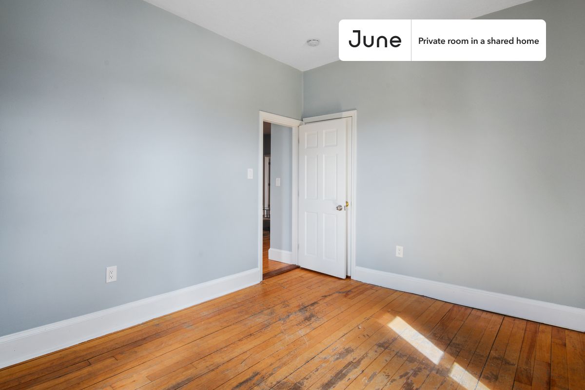 Queen bedroom in a 4 bedroom / 1.5 bathroom apartment!
Check out 3D tour now: https://jnhm.es/VL
This Queen room in Allston is available on a flexible 1-18 month lease. Monthly rent rate is determined by furnishing preference, move-in date and move-out date. Speak to a June representative for recommendations on the best stay duration for the lowest rate, and learn more about this home on the June website: https://jnhm.es/5GZ
Amenities of this home: Dishwasher, Furnished Common Areas, Wi-Fi - Paid separately (High-Speed), Guarantors Allowed, 32-inch Flat-Screen TV, Street parking, Hardwood Flooring, Microwave, Oven, Refrigerator, also, this unit is conveniently located, several local parks, restaurants and bars are just minutes away.
About June Homes: Welcome to the easiest rental experience of your life. Rent furnished or unfurnished apartments for 1 - 18 months, bypass hidden costs and broker fees and enjoy an easy move-in. As a resident, you’ll have access to 24/7 support and monthly cleanings of the home’s shared spaces. Sign up now to apply online for your next home with June: https://jnhm.es/sign-roomi
Interested? Kindly note that the minimum stay duration would be 31 days.
Use this listing ID when speaking to June team: #681 C
