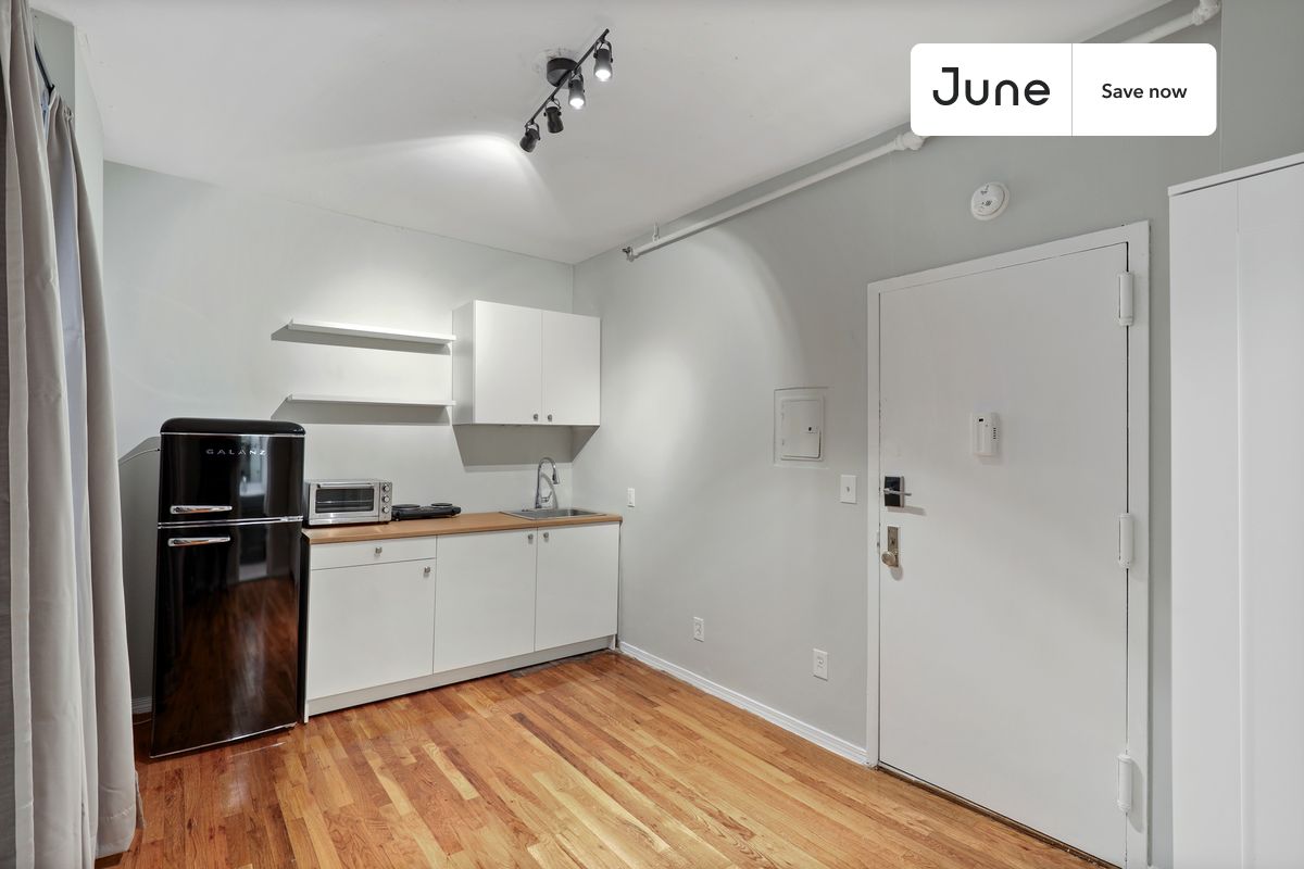 



Studio in Columbus Circle on flexible lease terms.

Check out 3D tour now:  https://jnhm.es/60

This  studio   is available on a 12 month lease or a flexible short term (31 to 364 days) lease. You pick your custom start and end date. Monthly rent rate is determined by furnishing preference, move-in date and move-out date. Speak to a June representative for recommendations on the best stay duration for the lowest rate, and learn more about this home on the June website:     https://jnhm.es/5x7

Amenities of this home:   Wi-Fi - Paid separately (High-Speed),    Elevator,    Guarantors Allowed,       Couple-Friendly,    Gym,       Street parking - City permit required,    Laundry - Paid separately (in building),    Hardwood Flooring,    Microwave,    Oven,    Refrigerator,   also, this unit is conveniently located, several local parks, restaurants and bars are just minutes away.

About June Homes: Welcome to the easiest rental experience of your life. Rent furnished or unfurnished apartments on a 12 month lease or a flexible short term (31 to 364 days). As a resident, you’ll have access to 24/7 support and monthly cleanings of the home’s shared spaces. Sign up now to apply online for your next home with June: https://jnhm.es/sign-roomi

Brokers welcome! Contact us for more details.

Interested? Use this listing ID when speaking to June team:  #467