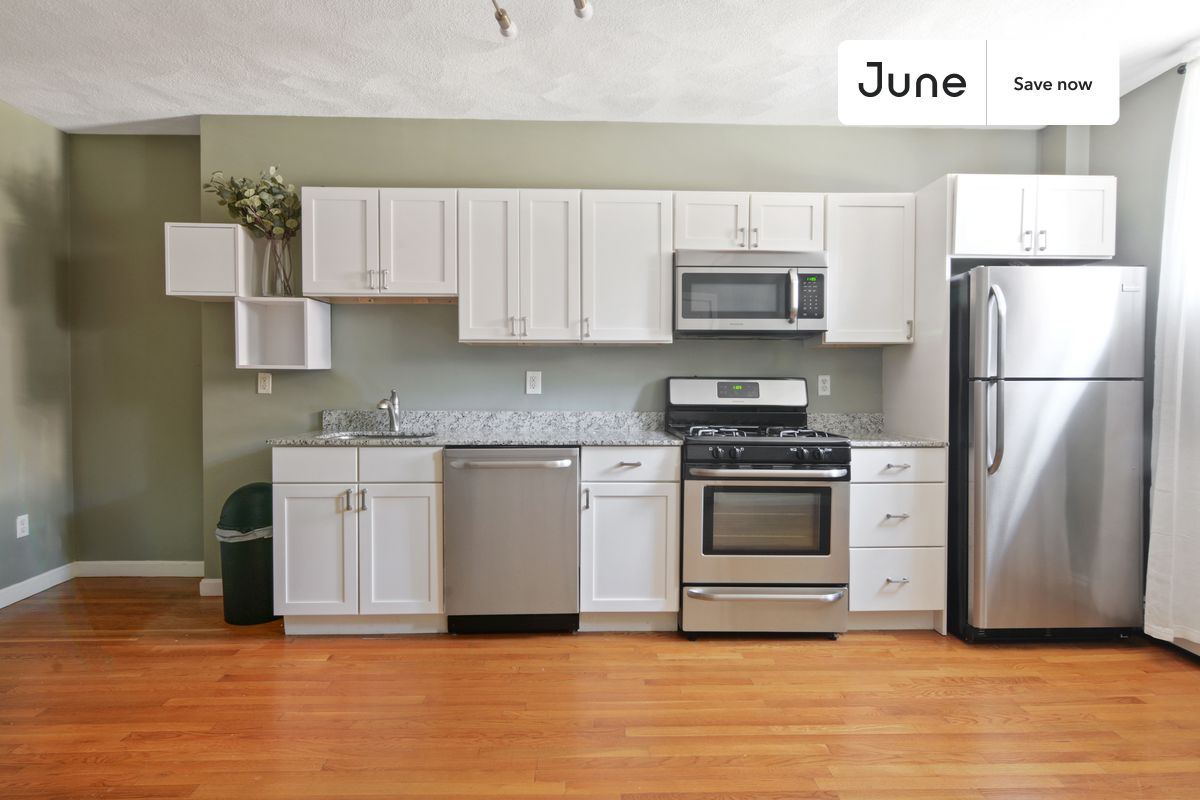 



1 bedroom in North End on flexible lease terms.

Check out 3D tour now:  https://jnhm.es/5D

This  1 bedroom apartment on the North End  is available on a 12 month lease or a flexible short term (31 to 364 days) lease. You pick your custom start and end date. Monthly rent rate is determined by furnishing preference, move-in date and move-out date. Speak to a June representative for recommendations on the best stay duration for the lowest rate, and learn more about this home on the June website:     https://jnhm.es/5xp

Amenities of this home:   Laundry - Paid separately (in building),    Street parking - City permit required,    Couple-Friendly,       Guarantors Allowed,    Wi-Fi - Paid separately (High-Speed),    Dishwasher,       Hardwood Flooring,    Microwave,    Oven,    Refrigerator,   also, this unit is conveniently located, several local parks, restaurants and bars are just minutes away.

About June Homes: Welcome to the easiest rental experience of your life. Rent furnished or unfurnished apartments on a 12 month lease or a flexible short term (31 to 364 days). As a resident, you’ll have access to 24/7 support and monthly cleanings of the home’s shared spaces. Sign up now to apply online for your next home with June: https://jnhm.es/sign-roomi

Brokers welcome! Contact us for more details.

Interested? Kindly note that the minimum stay duration would be 31 days. 

Use this listing ID when speaking to June team:  #474