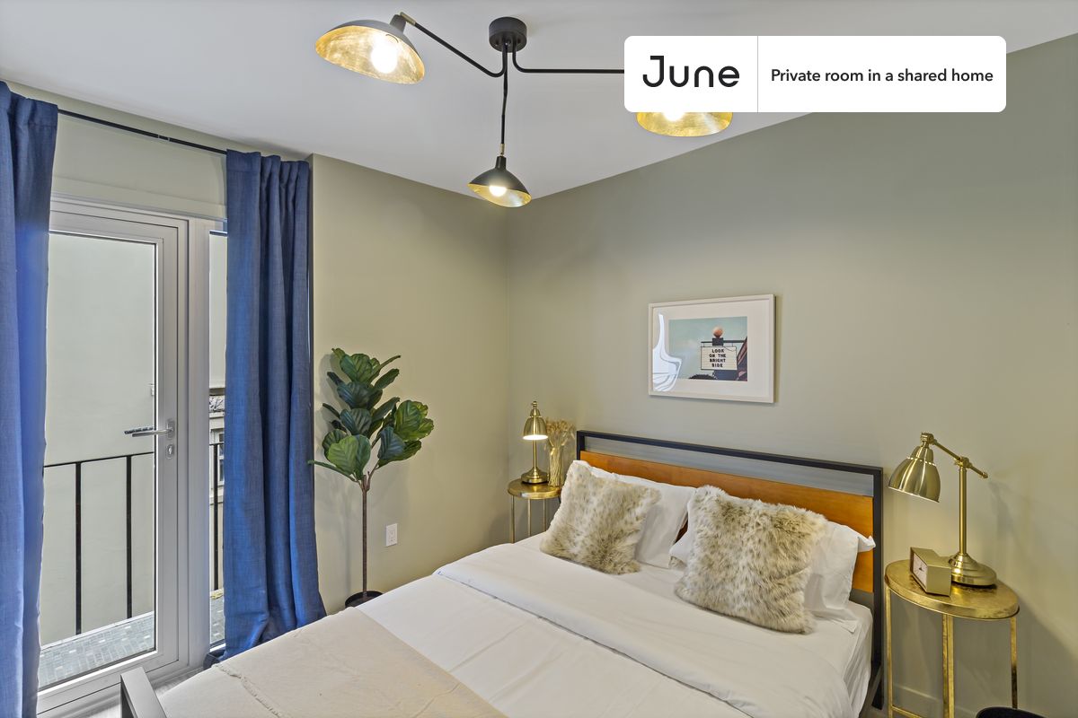 PLEASE NOTE: This is a private room in a shared apartment. You will have your own bedroom and shared common areas (kitchen, bathroom, etc.) with other residents.
Queen bedroom in a 5 bedroom / 3.5 bathroom apartment!
Check out 3D tour now: https://jnhm.es/Ri
This Queen room in Chinatown is available on a 12 month lease or a flexible short term (31 to 364 days) lease. You pick your custom start and end date. Monthly rent rate is determined by furnishing preference, move-in date and move-out date. Speak to a June representative for recommendations on the best stay duration for the lowest rate, and learn more about this home on the June website: https://jnhm.es/J9
Amenities of this home: Dishwasher, Furnished Common Areas, Wi-Fi - Paid separately (High-Speed), Guarantors Allowed, 32-inch Flat-Screen TV, Central AC (Common space), Laundry in home (free), Smart lock, Shared Home Office, Hardwood Flooring, Microwave, Oven, Refrigerator, also, this unit is conveniently located, several local parks, restaurants and bars are just minutes away.
About June Homes: Welcome to the easiest rental experience of your life. Rent furnished or unfurnished apartments on a 12 month lease or a flexible short term (31 to 364 days). As a resident, you’ll have access to 24/7 support and monthly cleanings of the home’s shared spaces. Sign up now to apply online for your next home with June: https://jnhm.es/sign-roomi
Brokers welcome! Contact us for more details.
Interested? Use this listing ID when speaking to June team: #315 C