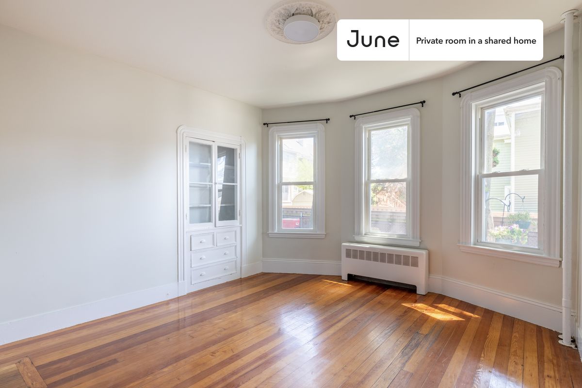 PLEASE NOTE: This is a private room in a shared apartment. You will have your own bedroom and shared common areas (kitchen, bathroom, etc.) with other residents.
Full bedroom in a 4 bedroom / 1 bathroom apartment!
Check out 3D tour now: https://jnhm.es/86N
This Full room in JFK/UMass is available on a 12 month lease or a flexible short term (31 to 364 days) lease. You pick your custom start and end date. Monthly rent rate is determined by furnishing preference, move-in date and move-out date. Speak to a June representative for recommendations on the best stay duration for the lowest rate, and learn more about this home on the June website: https://jnhm.es/6e5
Amenities of this home: Furnished Common Areas, Wi-Fi - Paid separately (High-Speed), Guarantors Allowed, 32-inch Flat-Screen TV, Street parking - City permit required, Courtyard, Hardwood Flooring, Microwave, Oven, Refrigerator, also, this unit is conveniently located, several local parks, restaurants and bars are just minutes away.
About June Homes: Welcome to the easiest rental experience of your life. Rent furnished or unfurnished apartments on a 12 month lease or a flexible short term (31 to 364 days). As a resident, you’ll have access to 24/7 support and monthly cleanings of the home’s shared spaces. Sign up now to apply online for your next home with June: https://jnhm.es/sign-roomi
Brokers welcome! Contact us for more details.
Interested? Kindly note that the minimum stay duration would be 31 days.
Use this listing ID when speaking to June team: #1357 C