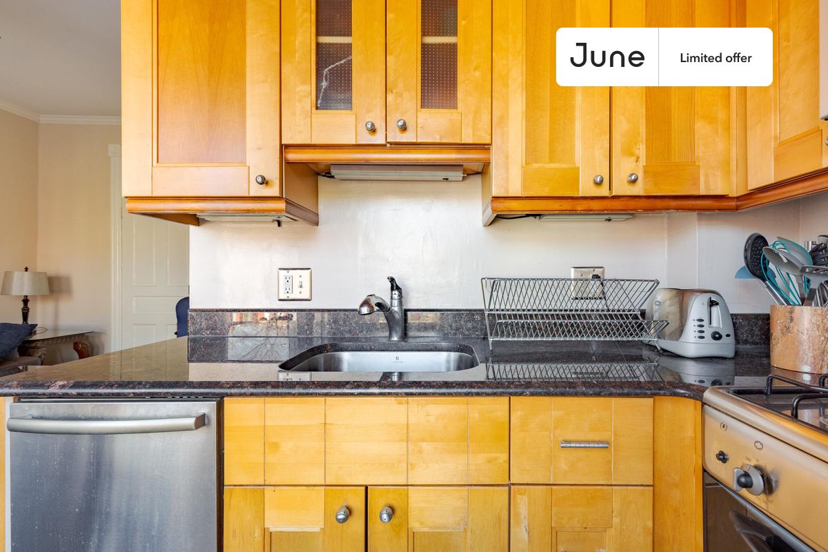 

1 bedroom in Capitol Hill on flexible lease terms.

Check out 3D tour now:  https://jnhm.es/8dG

This  1 bedroom apartment on the Capitol Hill  is available on a flexible 1-18 month lease. Monthly rent rate is determined by furnishing preference, move-in date and move-out date. Speak to a June representative for recommendations on the best stay duration for the lowest rate, and learn more about this home on the June website:     https://jnhm.es/6kf

Amenities of this home:   Dishwasher,    Wi-Fi - Paid separately (High-Speed),    Guarantors Allowed,       32-inch Flat-Screen TV,    Dining area,    Couple-Friendly,    Laundry in home (free),    Full size desk,    Paid parking (managed by landlord),    Living area,       Hardwood Flooring,    Microwave,    Oven,    Refrigerator,   also, this unit is conveniently located, several local parks, restaurants and bars are just minutes away.

About June Homes: Welcome to the easiest rental experience of your life. Rent furnished or unfurnished apartments for 1 - 18 months, bypass hidden costs and broker fees and enjoy an easy move-in. As a resident, you’ll have access to 24/7 support and monthly cleanings of the home’s shared spaces. Sign up now to apply online for your next home with June: https://jnhm.es/sign-roomi

Interested? Kindly note that the minimum stay duration would be 31 days. 

Use this listing ID when speaking to June team:  #1501