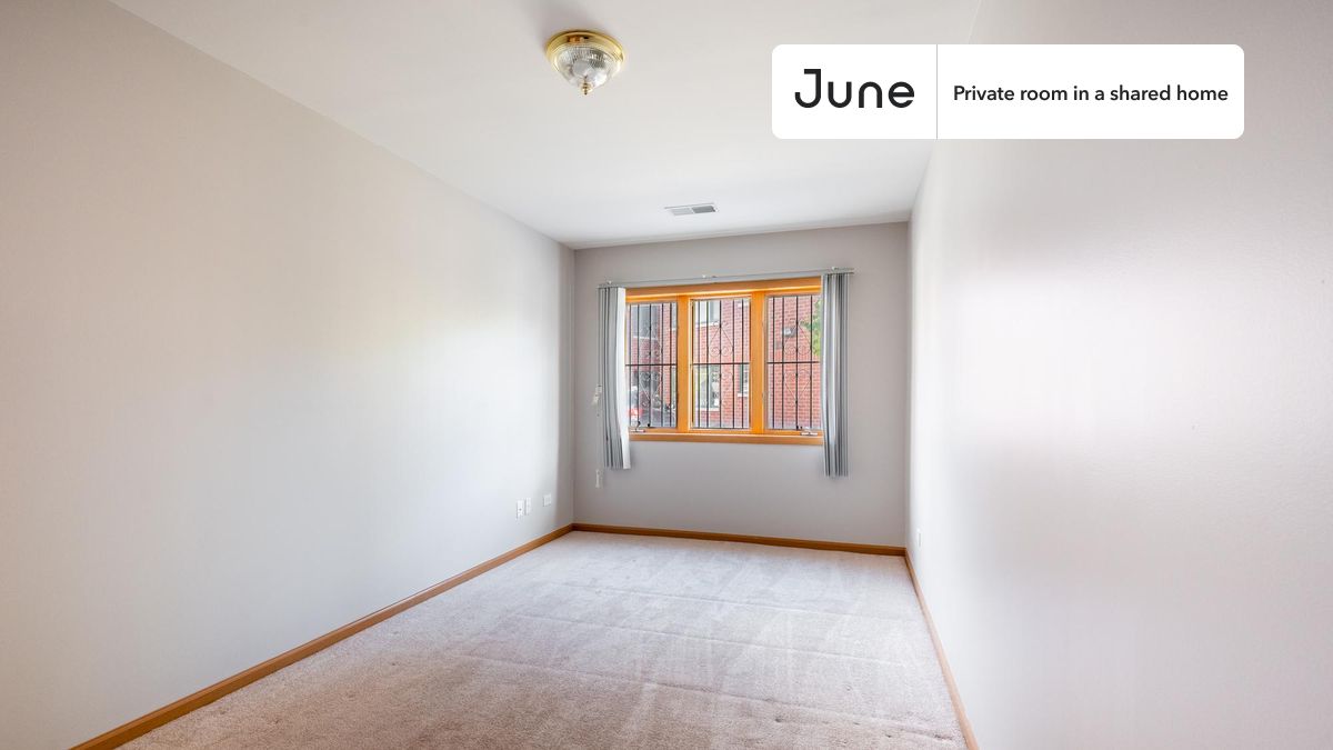 

PLEASE NOTE: This is a private room in a shared apartment. You will have your own bedroom and shared common areas (kitchen, bathroom, etc.) with other residents.

Queen bedroom in a 4 bedroom / 2.5 bathroom apartment!

Check out 3D tour now:  https://jnhm.es/8cn

This  Queen room in Chinatown  is available on a 12 month lease or a flexible short term (31 to 364 days) lease. You pick your custom start and end date. Monthly rent rate is determined by furnishing preference, move-in date and move-out date. Speak to a June representative for recommendations on the best stay duration for the lowest rate, and learn more about this home on the June website:  https://jnhm.es/6qE

Amenities of this home:   Wi-Fi - Paid separately (High-Speed),       32-inch Flat-Screen TV,    Dining area,       Dishwasher,    Furnished Common Areas,    Guarantors Allowed,    Laundry in building (free),    Living area,    Hardwood Flooring,    Microwave,    Oven,    Refrigerator,    garage parking (paid),   also, this unit is conveniently located, several local parks, restaurants and bars are just minutes away.

About June Homes: Welcome to the easiest rental experience of your life. Rent furnished or unfurnished apartments on a 12 month lease or a flexible short term (31 to 364 days). As a resident, you’ll have access to 24/7 support and monthly cleanings of the home’s shared spaces. Sign up now to apply online for your next home with June: https://jnhm.es/sign-roomi

Brokers welcome! Contact us for more details.

Interested? Kindly note that the minimum stay duration would be 32 days. 

Use this listing ID when speaking to June team:  #1632 A