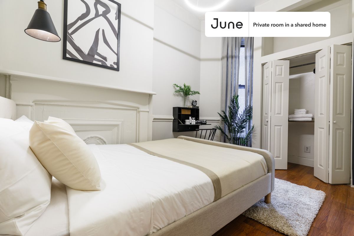 PLEASE NOTE: This is a private room in a shared apartment. You will have your own bedroom and shared common areas (kitchen, bathroom, etc.) with other residents.
Queen bedroom in a 4 bedroom / 2 bathroom apartment!
Check out 3D tour now: https://jnhm.es/Sh
This Queen room in Hell's Kitchen is available on a 12 month lease or a flexible short term (31 to 364 days) lease. You pick your custom start and end date. Monthly rent rate is determined by furnishing preference, move-in date and move-out date. Speak to a June representative for recommendations on the best stay duration for the lowest rate, and learn more about this home on the June website: https://jnhm.es/HE
Amenities of this home: Furnished Common Areas, Wi-Fi - Paid separately (High-Speed), Guarantors Allowed, 32-inch Flat-Screen TV, Dining area, Smart lock, Hardwood Flooring, Microwave, Oven, Refrigerator, also, this unit is conveniently located, several local parks, restaurants and bars are just minutes away.
About June Homes: Welcome to the easiest rental experience of your life. Rent furnished or unfurnished apartments on a 12 month lease or a flexible short term (31 to 364 days). As a resident, you’ll have access to 24/7 support and monthly cleanings of the home’s shared spaces. Sign up now to apply online for your next home with June: https://jnhm.es/sign-roomi
Brokers welcome! Contact us for more details.
Interested? Use this listing ID when speaking to June team: #290 B