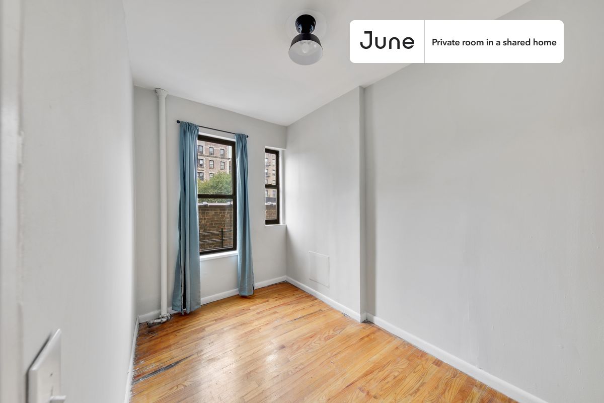 Move in with us before March 31st and stay until May 30th or later, and enjoy our limited-time discount on your first month! $200 off in NYC. Hurry up!
Queen bedroom in a 3 bedroom / 1 bathroom apartment!
Check out 3D tour now: https://jnhm.es/Uv
This Queen room in Hamilton Heights is available on a flexible 1-18 month lease. Monthly rent rate is determined by furnishing preference, move-in date and move-out date. Speak to a June representative for recommendations on the best stay duration for the lowest rate, and learn more about this home on the June website: https://jnhm.es/5Dc
Amenities of this home: Dishwasher, Furnished Common Areas, Wi-Fi - Paid separately (High-Speed), Guarantors Allowed, 32-inch Flat-Screen TV, Street parking, Laundry in home (free), Hardwood Flooring, Microwave, Oven, Refrigerator, also, this unit is conveniently located, several local parks, restaurants and bars are just minutes away.
About June Homes: Welcome to the easiest rental experience of your life. Rent furnished or unfurnished apartments for 1 - 18 months, bypass hidden costs and broker fees and enjoy an easy move-in. As a resident, you’ll have access to 24/7 support and monthly cleanings of the home’s shared spaces. Sign up now to apply online for your next home with June: https://jnhm.es/sign-roomi
Interested? Use this listing ID when speaking to June team: #595 A