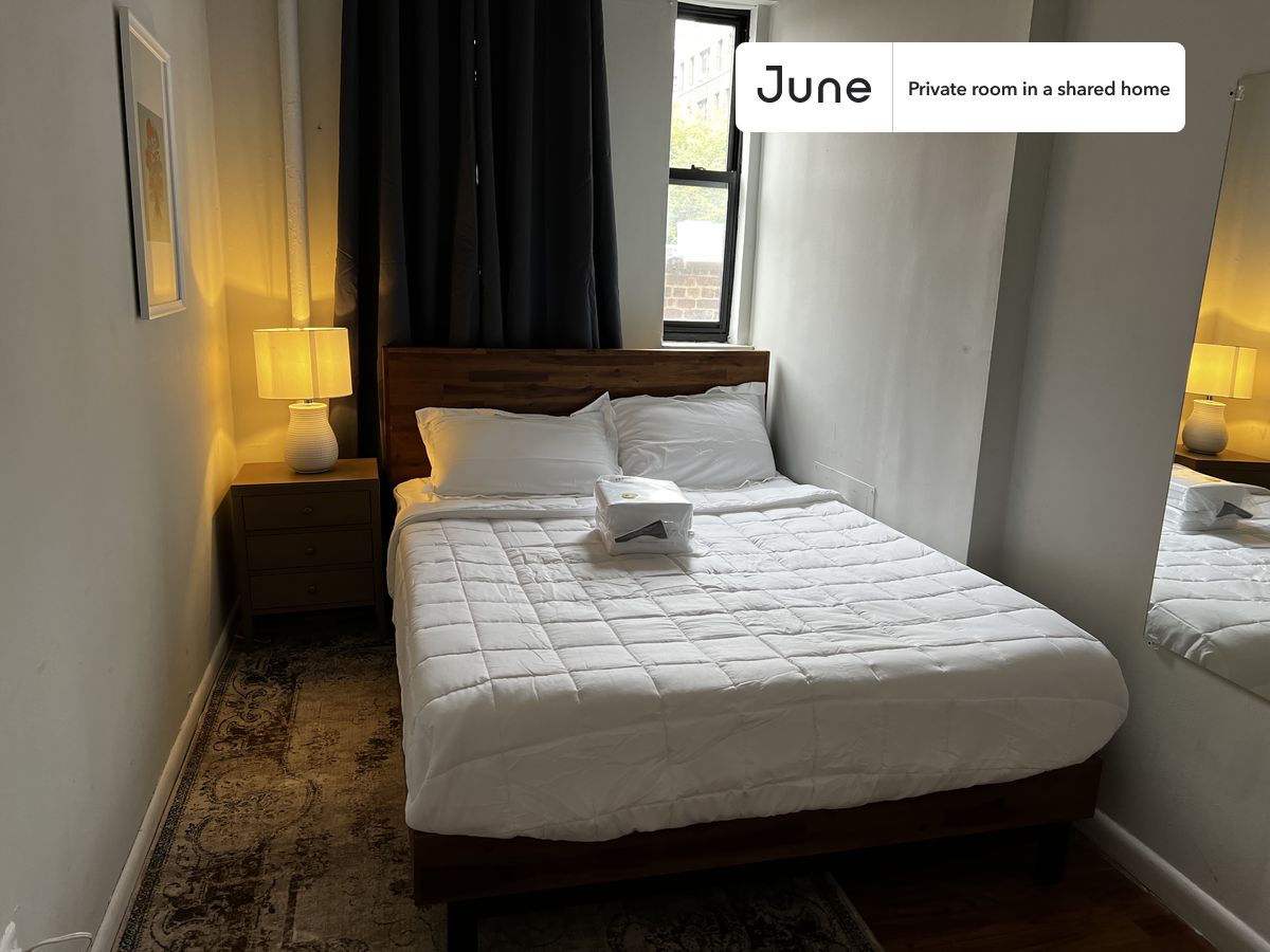 Move in with us before March 31st and stay until May 30th or later, and enjoy our limited-time discount on your first month! $200 off in NYC. Hurry up!
Queen bedroom in a 3 bedroom / 1 bathroom apartment!
Check out 3D tour now: https://jnhm.es/Uv
This Queen room in Hamilton Heights is available on a flexible 1-18 month lease. Monthly rent rate is determined by furnishing preference, move-in date and move-out date. Speak to a June representative for recommendations on the best stay duration for the lowest rate, and learn more about this home on the June website: https://jnhm.es/5Dc
Amenities of this home: Dishwasher, Furnished Common Areas, Wi-Fi - Paid separately (High-Speed), Guarantors Allowed, 32-inch Flat-Screen TV, Street parking, Laundry in home (free), Hardwood Flooring, Microwave, Oven, Refrigerator, also, this unit is conveniently located, several local parks, restaurants and bars are just minutes away.
About June Homes: Welcome to the easiest rental experience of your life. Rent furnished or unfurnished apartments for 1 - 18 months, bypass hidden costs and broker fees and enjoy an easy move-in. As a resident, you’ll have access to 24/7 support and monthly cleanings of the home’s shared spaces. Sign up now to apply online for your next home with June: https://jnhm.es/sign-roomi
Interested? Use this listing ID when speaking to June team: #595 A
