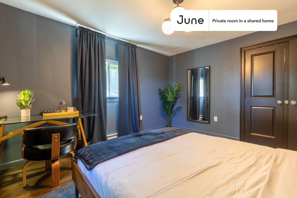 

Queen bedroom in a 6 bedroom / 4 bathroom apartment!

Check out 3D tour now:  https://jnhm.es/Qo

This  Queen room in Brighton  is available on a flexible 1-18 month lease. Monthly rent rate is determined by furnishing preference, move-in date and move-out date. Speak to a June representative for recommendations on the best stay duration for the lowest rate, and learn more about this home on the June website:  https://jnhm.es/De

Amenities of this home:   Dishwasher,    Patio,    Furnished Common Areas,    Wi-Fi - Paid separately (High-Speed),    Outdoor space,    Guarantors Allowed,       32-inch Flat-Screen TV,    Dining area,    Dine in kitchen,       Window AC (Common space),    Paid parking,    Laundry in home (free),    Smart lock,    Enclosed backyard,    Hardwood Flooring,    Microwave,    Oven,    Refrigerator,   also, this unit is conveniently located, several local parks, restaurants and bars are just minutes away.

About June Homes: Welcome to the easiest rental experience of your life. Rent furnished or unfurnished apartments for 1 - 18 months, bypass hidden costs and broker fees and enjoy an easy move-in. As a resident, you’ll have access to 24/7 support and monthly cleanings of the home’s shared spaces. Sign up now to apply online for your next home with June: https://jnhm.es/sign-roomi

Interested? Kindly note that the minimum stay duration would be 31 days. 

Use this listing ID when speaking to June team:  #207 E