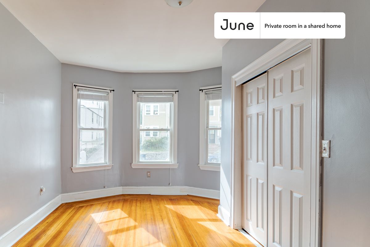 

PLEASE NOTE: This is a private room in a shared apartment. You will have your own bedroom and shared common areas (kitchen, bathroom, etc.) with other residents.

Queen bedroom in a 3 bedroom / 1.5 bathroom apartment!

Check out 3D tour now:  https://jnhm.es/8be

This  Queen room in Dorchester - Fields Corner West  is available on a 12 month lease or a flexible short term (31 to 364 days) lease. You pick your custom start and end date. Monthly rent rate is determined by furnishing preference, move-in date and move-out date. Speak to a June representative for recommendations on the best stay duration for the lowest rate, and learn more about this home on the June website:  https://jnhm.es/6nZ

Amenities of this home:   Dishwasher,    Furnished Common Areas,    Wi-Fi - Paid separately (High-Speed),    Guarantors Allowed,       32-inch Flat-Screen TV,       Street parking - City permit required,    Laundry in home (free),    Living area,    Hardwood Flooring,    Microwave,    Oven,    Refrigerator,   also, this unit is conveniently located, several local parks, restaurants and bars are just minutes away.

About June Homes: Welcome to the easiest rental experience of your life. Rent furnished or unfurnished apartments on a 12 month lease or a flexible short term (31 to 364 days). As a resident, you’ll have access to 24/7 support and monthly cleanings of the home’s shared spaces. Sign up now to apply online for your next home with June: https://jnhm.es/sign-roomi

Brokers welcome! Contact us for more details.

Interested? Kindly note that the minimum stay duration would be 31 days. 

Use this listing ID when speaking to June team:  #1581 A