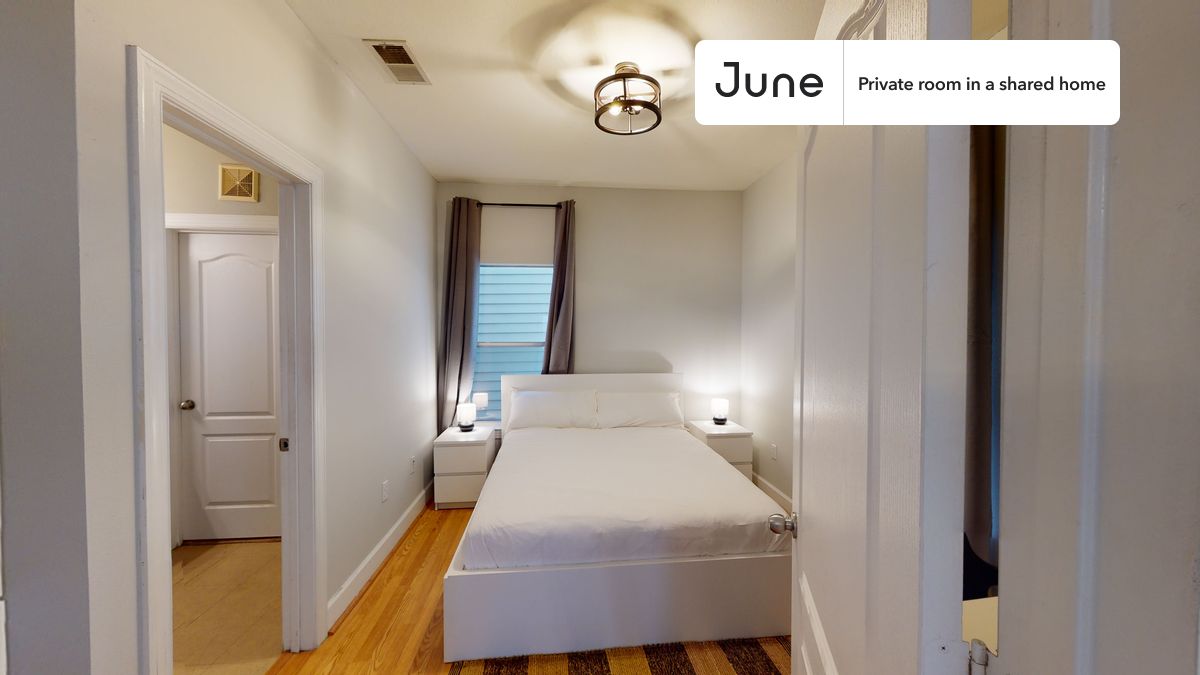 PLEASE NOTE: This is a private room in a shared apartment. You will have your own bedroom and shared common areas (kitchen, bathroom, etc.) with other residents.
Queen bedroom in a 4 bedroom / 4 bathroom apartment!
Check out 3D tour now: https://jnhm.es/Zj
This Queen room in Pleasant Valley is available on a 12 month lease or a flexible short term (31 to 364 days) lease. You pick your custom start and end date. Monthly rent rate is determined by furnishing preference, move-in date and move-out date. Speak to a June representative for recommendations on the best stay duration for the lowest rate, and learn more about this home on the June website: https://jnhm.es/5Qv
Amenities of this home: Dishwasher, Furnished Common Areas, Wi-Fi - Paid separately (High-Speed), Guarantors Allowed, 32-inch Flat-Screen TV, Central AC (Common space), Street parking - City permit required, Laundry in home (free), Balcony, Hardwood Flooring, Microwave, Oven, Refrigerator, also, this unit is conveniently located, several local parks, restaurants and bars are just minutes away.
About June Homes: Welcome to the easiest rental experience of your life. Rent furnished or unfurnished apartments on a 12 month lease or a flexible short term (31 to 364 days). As a resident, you’ll have access to 24/7 support and monthly cleanings of the home’s shared spaces. Sign up now to apply online for your next home with June: https://jnhm.es/sign-roomi
Brokers welcome! Contact us for more details.
Interested? Use this listing ID when speaking to June team: #883 C