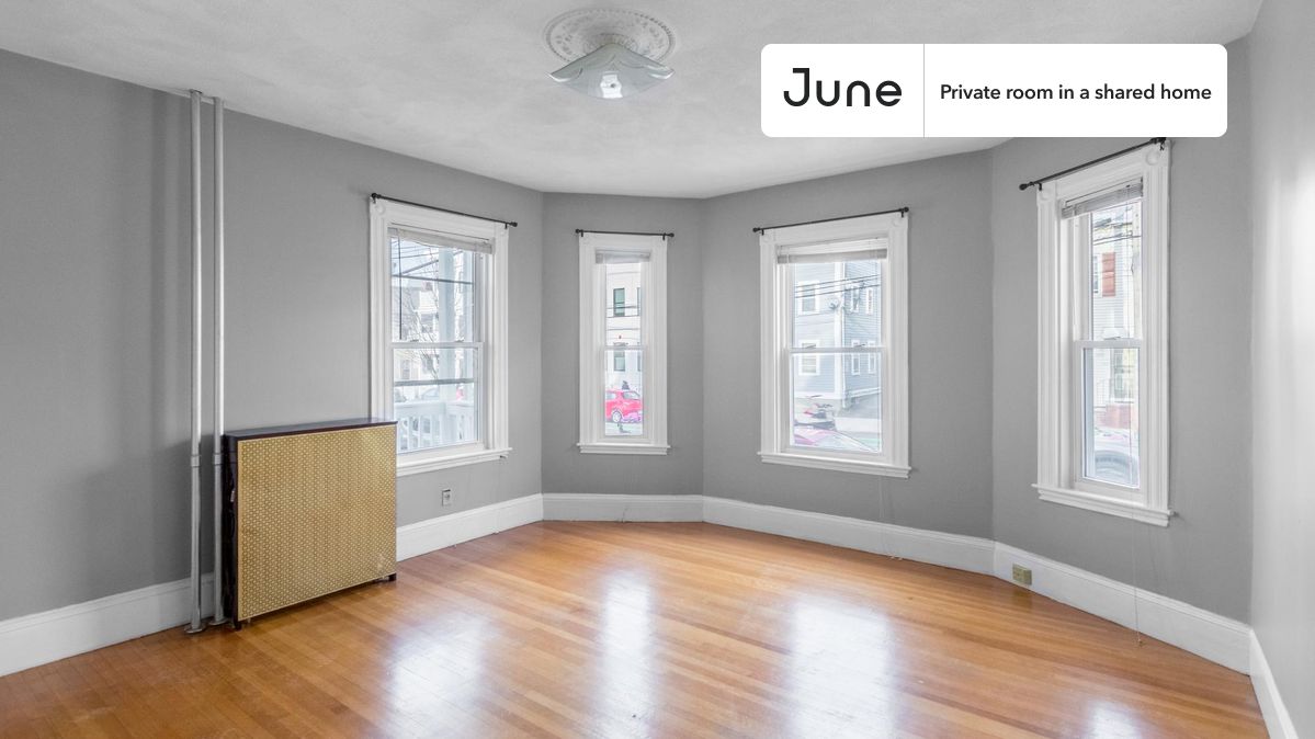 

PLEASE NOTE: This is a private room in a shared apartment. You will have your own bedroom and shared common areas (kitchen, bathroom, etc.) with other residents.

Queen bedroom in a 5 bedroom / 1 bathroom apartment!

Check out 3D tour now:  https://jnhm.es/8dz

This  Queen room in Somerville  is available on a 12 month lease or a flexible short term (31 to 364 days) lease. You pick your custom start and end date. Monthly rent rate is determined by furnishing preference, move-in date and move-out date. Speak to a June representative for recommendations on the best stay duration for the lowest rate, and learn more about this home on the June website:  https://jnhm.es/6uf

Amenities of this home:      Laundry - Paid separately (in building),    Dishwasher,    Furnished Common Areas,    Wi-Fi - Paid separately (High-Speed),    Guarantors Allowed,       Dine in kitchen,    Hardwood Flooring,    Microwave,    Oven,    Refrigerator,   also, this unit is conveniently located, several local parks, restaurants and bars are just minutes away.

About June Homes: Welcome to the easiest rental experience of your life. Rent furnished or unfurnished apartments on a 12 month lease or a flexible short term (31 to 364 days). As a resident, you’ll have access to 24/7 support and monthly cleanings of the home’s shared spaces. Sign up now to apply online for your next home with June: https://jnhm.es/sign-roomi

Brokers welcome! Contact us for more details.

Interested? Kindly note that the minimum stay duration would be 31 days. 

Use this listing ID when speaking to June team:  #1701 A