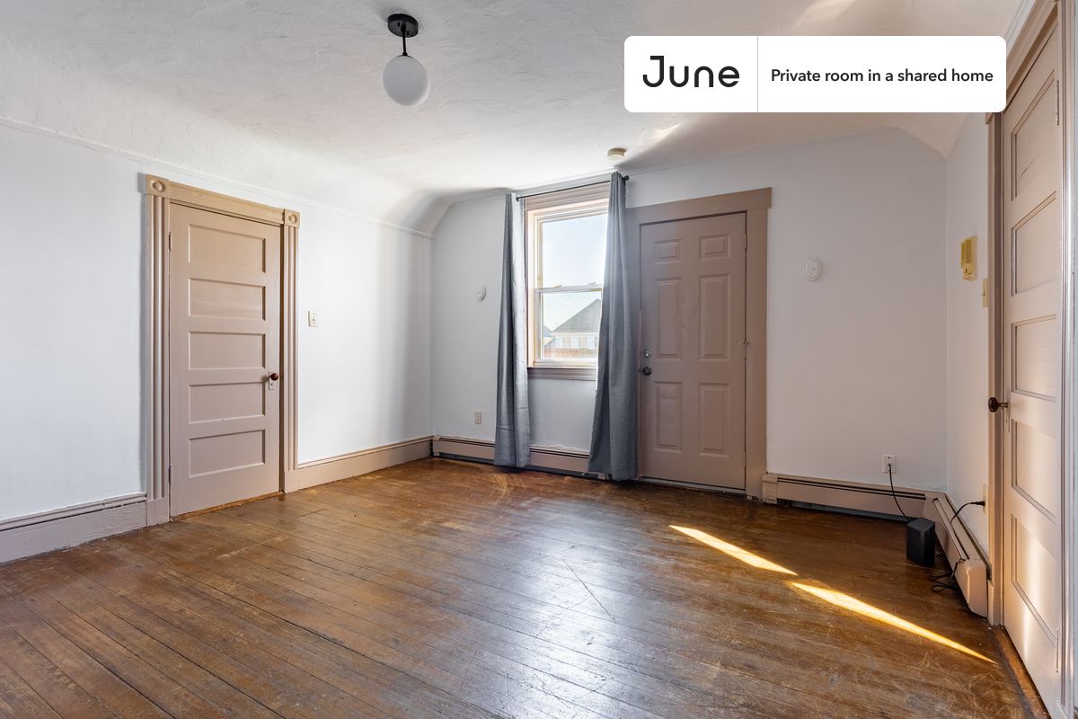 

PLEASE NOTE: This is a private room in a shared apartment. You will have your own bedroom and shared common areas (kitchen, bathroom, etc.) with other residents.

Full bedroom in a 3 bedroom / 1 bathroom apartment!

Check out 3D tour now:  https://jnhm.es/10w

This  Full room in Roxbury  is available on a 12 month lease or a flexible short term (31 to 364 days) lease. You pick your custom start and end date. Monthly rent rate is determined by furnishing preference, move-in date and move-out date. Speak to a June representative for recommendations on the best stay duration for the lowest rate, and learn more about this home on the June website:  https://jnhm.es/5SS

Amenities of this home:   Furnished Common Areas,    Wi-Fi - Paid separately (High-Speed),    Guarantors Allowed,          Street parking - City permit required,    Balcony,    Wall-Mounted TV,    Hardwood Flooring,    Microwave,    Oven,    Refrigerator,   also, this unit is conveniently located, several local parks, restaurants and bars are just minutes away.

About June Homes: Welcome to the easiest rental experience of your life. Rent furnished or unfurnished apartments on a 12 month lease or a flexible short term (31 to 364 days). As a resident, you’ll have access to 24/7 support and monthly cleanings of the home’s shared spaces. Sign up now to apply online for your next home with June: https://jnhm.es/sign-roomi

Brokers welcome! Contact us for more details.

Interested? Kindly note that the minimum stay duration would be 31 days. 

Use this listing ID when speaking to June team:  #937 A