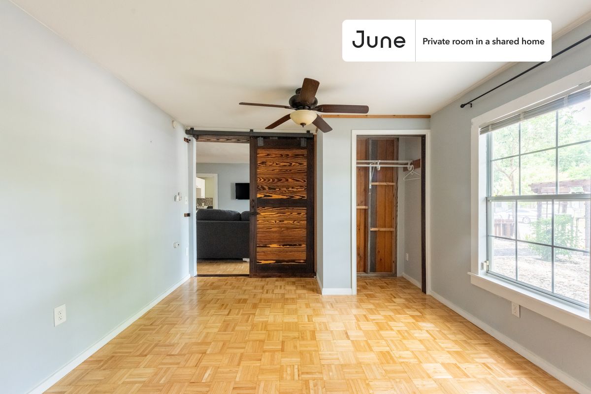 PLEASE NOTE: This is a private room in a shared apartment. You will have your own bedroom and shared common areas (kitchen, bathroom, etc.) with other residents.
Queen bedroom in a 3 bedroom / 2 bathroom apartment!
Check out 3D tour now: https://jnhm.es/863
This Queen room in East Cesar Chavez is available on a 12 month lease or a flexible short term (31 to 364 days) lease. You pick your custom start and end date. Monthly rent rate is determined by furnishing preference, move-in date and move-out date. Speak to a June representative for recommendations on the best stay duration for the lowest rate, and learn more about this home on the June website: https://jnhm.es/6bz
Amenities of this home: Furnished Common Areas, Wi-Fi - Paid separately (High-Speed), Guarantors Allowed, Street parking - City permit required, Laundry in home (free), AC (Common space), Wall-Mounted TV, Hardwood Flooring, Microwave, Oven, Refrigerator, also, this unit is conveniently located, several local parks, restaurants and bars are just minutes away.
About June Homes: Welcome to the easiest rental experience of your life. Rent furnished or unfurnished apartments on a 12 month lease or a flexible short term (31 to 364 days). As a resident, you’ll have access to 24/7 support and monthly cleanings of the home’s shared spaces. Sign up now to apply online for your next home with June: https://jnhm.es/sign-roomi
Brokers welcome! Contact us for more details.
Interested? Use this listing ID when speaking to June team: #1304 A