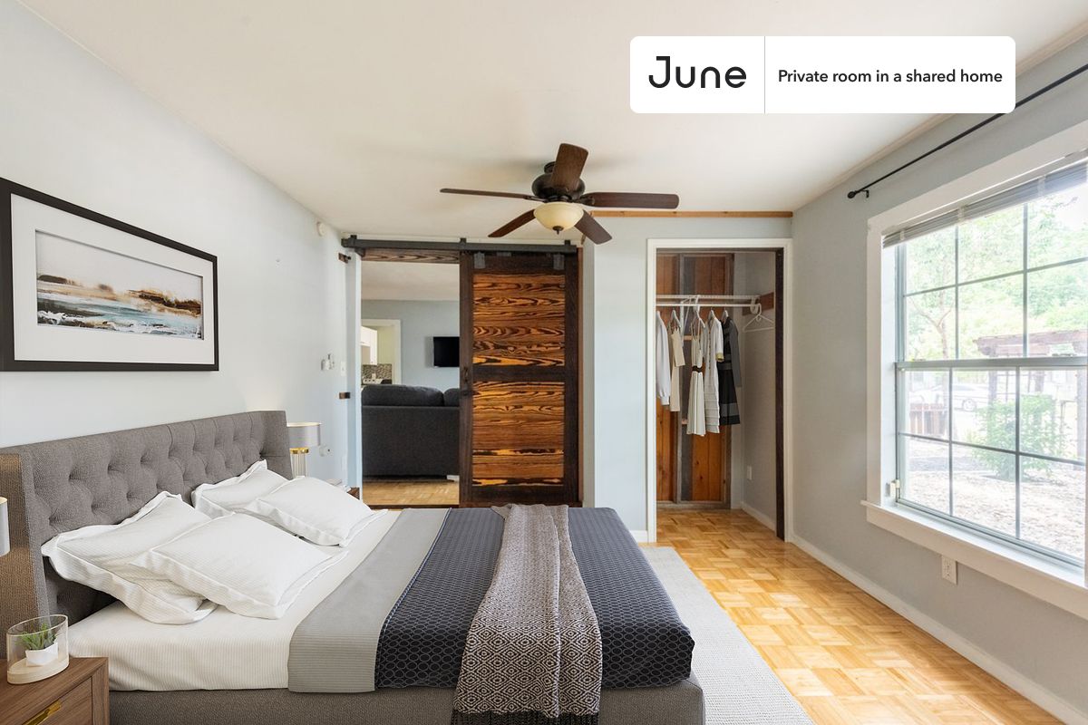 PLEASE NOTE: This is a private room in a shared apartment. You will have your own bedroom and shared common areas (kitchen, bathroom, etc.) with other residents.
Queen bedroom in a 3 bedroom / 2 bathroom apartment!
Check out 3D tour now: https://jnhm.es/863
This Queen room in East Cesar Chavez is available on a 12 month lease or a flexible short term (31 to 364 days) lease. You pick your custom start and end date. Monthly rent rate is determined by furnishing preference, move-in date and move-out date. Speak to a June representative for recommendations on the best stay duration for the lowest rate, and learn more about this home on the June website: https://jnhm.es/6bz
Amenities of this home: Furnished Common Areas, Wi-Fi - Paid separately (High-Speed), Guarantors Allowed, Street parking - City permit required, Laundry in home (free), AC (Common space), Wall-Mounted TV, Hardwood Flooring, Microwave, Oven, Refrigerator, also, this unit is conveniently located, several local parks, restaurants and bars are just minutes away.
About June Homes: Welcome to the easiest rental experience of your life. Rent furnished or unfurnished apartments on a 12 month lease or a flexible short term (31 to 364 days). As a resident, you’ll have access to 24/7 support and monthly cleanings of the home’s shared spaces. Sign up now to apply online for your next home with June: https://jnhm.es/sign-roomi
Brokers welcome! Contact us for more details.
Interested? Use this listing ID when speaking to June team: #1304 A