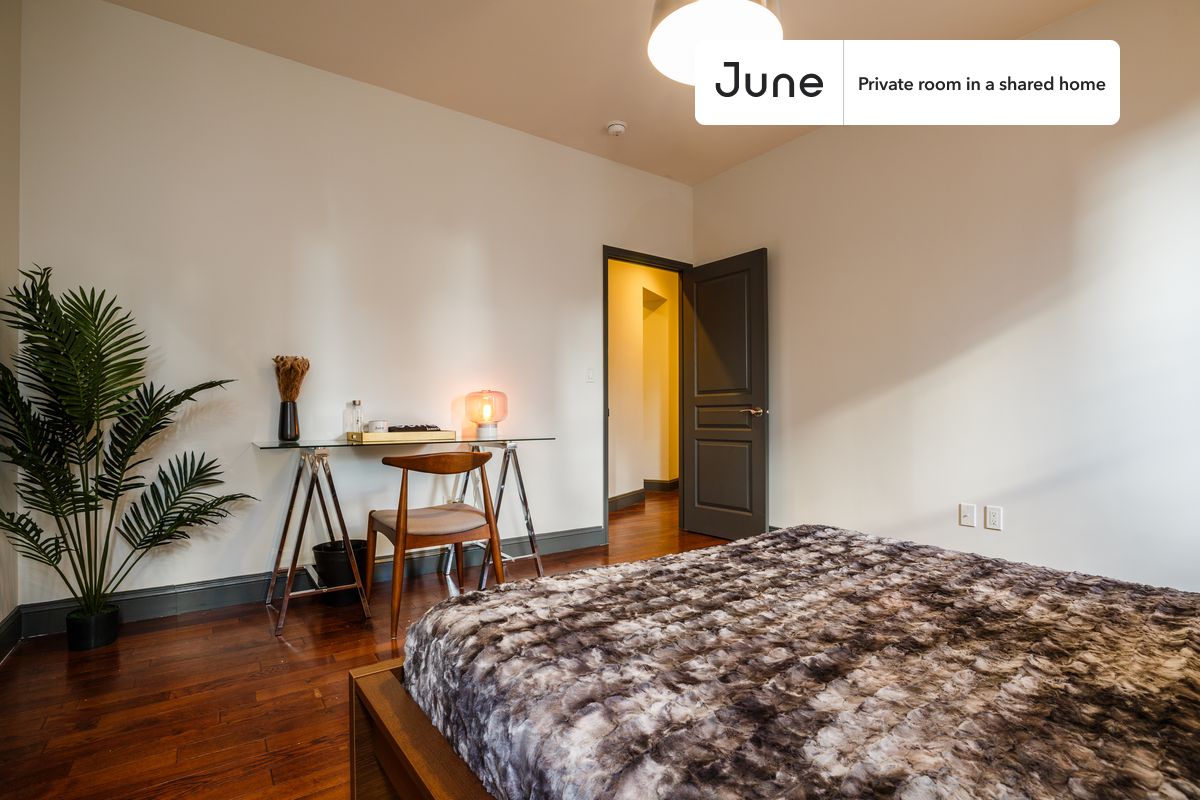 

Queen bedroom in a 4 bedroom / 1 bathroom apartment!

Check out 3D tour now:  https://jnhm.es/RK

This  Queen room in West Harlem  is available on a flexible 1-18 month lease. Monthly rent rate is determined by furnishing preference, move-in date and move-out date. Speak to a June representative for recommendations on the best stay duration for the lowest rate, and learn more about this home on the June website:  https://jnhm.es/EE

Amenities of this home:   Dishwasher,    Furnished Common Areas,    Wi-Fi - Paid separately (High-Speed),    Elevator,    Guarantors Allowed,       32-inch Flat-Screen TV,       Laundry - Paid separately (in building),    Hardwood Flooring,    Microwave,    Oven,    Refrigerator,   also, this unit is conveniently located, several local parks, restaurants and bars are just minutes away.

About June Homes: Welcome to the easiest rental experience of your life. Rent furnished or unfurnished apartments for 1 - 18 months, bypass hidden costs and broker fees and enjoy an easy move-in. As a resident, you’ll have access to 24/7 support and monthly cleanings of the home’s shared spaces. Sign up now to apply online for your next home with June: https://jnhm.es/sign-roomi

Interested? Use this listing ID when speaking to June team:  #238 B