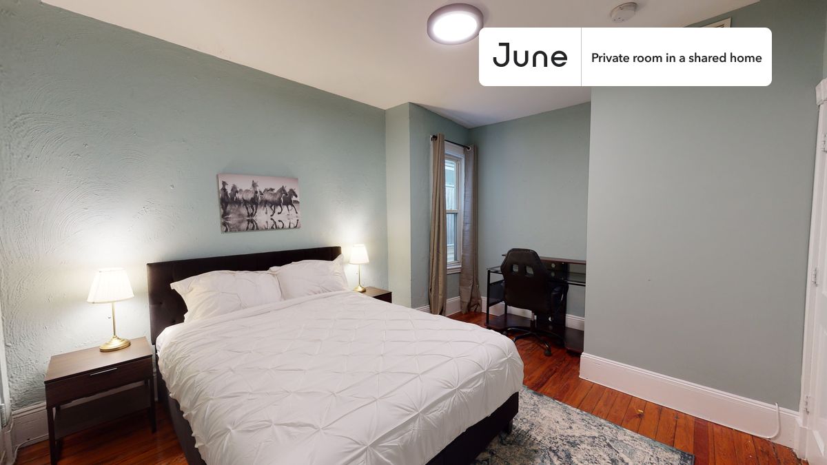 

PLEASE NOTE: This is a private room in a shared apartment. You will have your own bedroom and shared common areas (kitchen, bathroom, etc.) with other residents.

Queen bedroom in a 4 bedroom / 1.5 bathroom apartment!

Check out 3D tour now:  https://jnhm.es/YM

This  Queen room in Allston  is available on a 12 month lease or a flexible short term (31 to 364 days) lease. You pick your custom start and end date. Monthly rent rate is determined by furnishing preference, move-in date and move-out date. Speak to a June representative for recommendations on the best stay duration for the lowest rate, and learn more about this home on the June website:  https://jnhm.es/5Oa

Amenities of this home:   Dishwasher,    Furnished Common Areas,    Wi-Fi - Paid separately (High-Speed),    Guarantors Allowed,       Decorative fireplace,    32-inch Flat-Screen TV,    Paid parking,       Laundry in building (free),    Hardwood Flooring,    Microwave,    Oven,    Refrigerator,    Air Conditioning | HVAC,    Parking through SpotHero Paid,   also, this unit is conveniently located, several local parks, restaurants and bars are just minutes away.

About June Homes: Welcome to the easiest rental experience of your life. Rent furnished or unfurnished apartments on a 12 month lease or a flexible short term (31 to 364 days). As a resident, you’ll have access to 24/7 support and monthly cleanings of the home’s shared spaces. Sign up now to apply online for your next home with June: https://jnhm.es/sign-roomi

Brokers welcome! Contact us for more details.

Interested? Kindly note that the minimum stay duration would be 31 days. 

Use this listing ID when speaking to June team:  #835 C