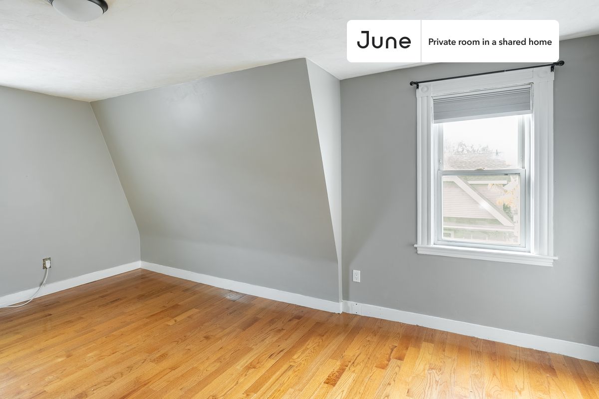 

PLEASE NOTE: This is a private room in a shared apartment. You will have your own bedroom and shared common areas (kitchen, bathroom, etc.) with other residents.

Queen bedroom in a 6 bedroom / 1.5 bathroom apartment!

Check out 3D tour now:  https://jnhm.es/8bb

This  Queen room in Somerville  is available on a 12 month lease or a flexible short term (31 to 364 days) lease. You pick your custom start and end date. Monthly rent rate is determined by furnishing preference, move-in date and move-out date. Speak to a June representative for recommendations on the best stay duration for the lowest rate, and learn more about this home on the June website:  https://jnhm.es/6nN

Amenities of this home:   Dishwasher,    Wi-Fi - Paid separately (High-Speed),    Guarantors Allowed,       Dine in kitchen,       Laundry - Paid separately (in building),    Balcony,    Parking Spot (Paid separately),    Hardwood Flooring,    Microwave,    Oven,    Refrigerator,    Parking through SpotHero Paid,   also, this unit is conveniently located, several local parks, restaurants and bars are just minutes away.

About June Homes: Welcome to the easiest rental experience of your life. Rent furnished or unfurnished apartments on a 12 month lease or a flexible short term (31 to 364 days). As a resident, you’ll have access to 24/7 support and monthly cleanings of the home’s shared spaces. Sign up now to apply online for your next home with June: https://jnhm.es/sign-roomi

Brokers welcome! Contact us for more details.

Interested? Kindly note that the minimum stay duration would be 31 days. 

Use this listing ID when speaking to June team:  #1578 D