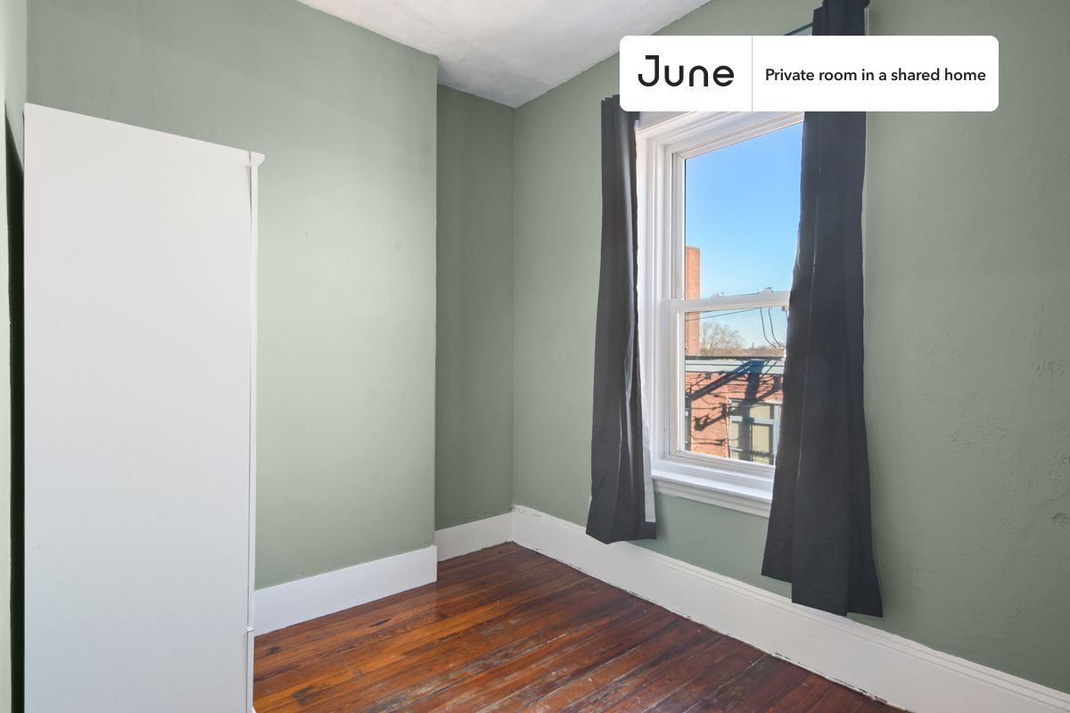 

PLEASE NOTE: This is a private room in a shared apartment. You will have your own bedroom and shared common areas (kitchen, bathroom, etc.) with other residents.

Twin bedroom in a 4 bedroom / 1.5 bathroom apartment!

Check out 3D tour now:  https://jnhm.es/YM

This  Twin room in Allston  is available on a 12 month lease or a flexible short term (31 to 364 days) lease. You pick your custom start and end date. Monthly rent rate is determined by furnishing preference, move-in date and move-out date. Speak to a June representative for recommendations on the best stay duration for the lowest rate, and learn more about this home on the June website:  https://jnhm.es/5Ob

Amenities of this home:   Dishwasher,    Furnished Common Areas,    Wi-Fi - Paid separately (High-Speed),    Guarantors Allowed,       Decorative fireplace,    32-inch Flat-Screen TV,    Paid parking,       Laundry in building (free),    Hardwood Flooring,    Microwave,    Oven,    Refrigerator,    Air Conditioning | HVAC,    Parking through SpotHero Paid,   also, this unit is conveniently located, several local parks, restaurants and bars are just minutes away.

About June Homes: Welcome to the easiest rental experience of your life. Rent furnished or unfurnished apartments on a 12 month lease or a flexible short term (31 to 364 days). As a resident, you’ll have access to 24/7 support and monthly cleanings of the home’s shared spaces. Sign up now to apply online for your next home with June: https://jnhm.es/sign-roomi

Brokers welcome! Contact us for more details.

Interested? Kindly note that the minimum stay duration would be 31 days. 

Use this listing ID when speaking to June team:  #835 B