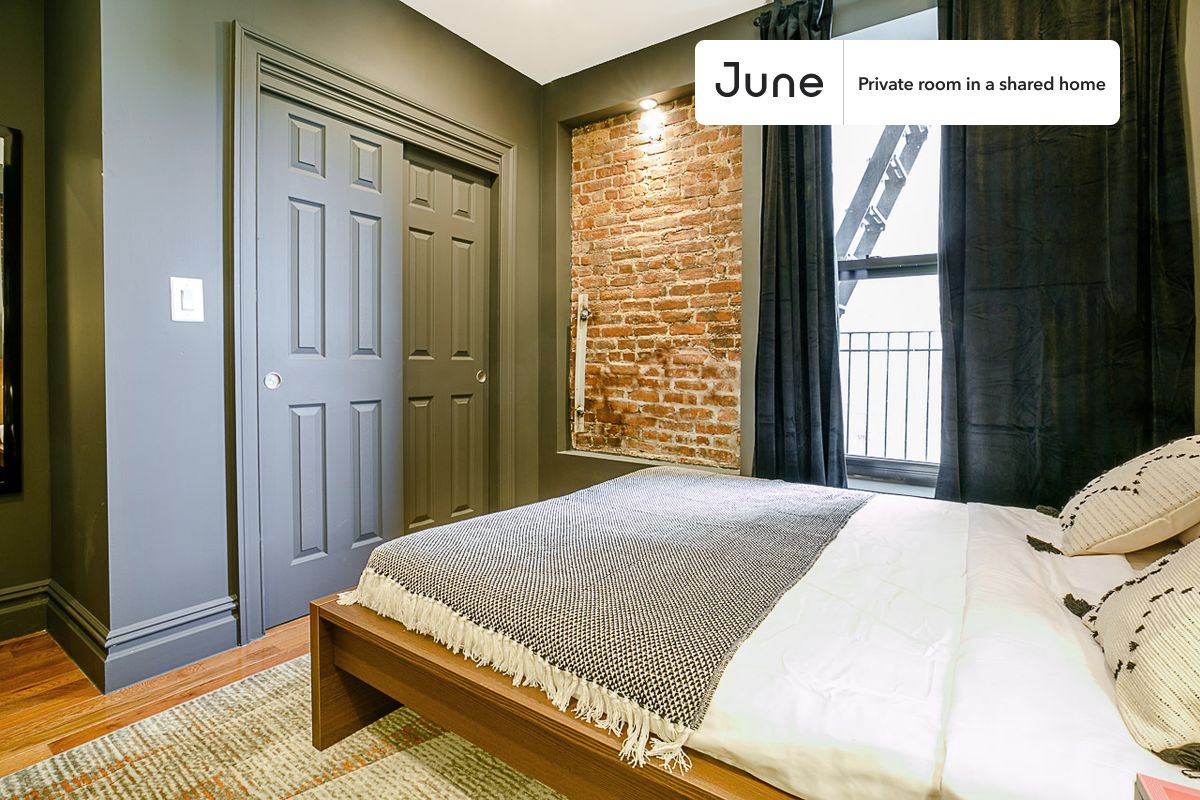 

PLEASE NOTE: This is a private room in a shared apartment. You will have your own bedroom and shared common areas (kitchen, bathroom, etc.) with other residents.

Queen bedroom in a 3 bedroom / 2 bathroom apartment!

Check out 3D tour now:  https://jnhm.es/PL

This  Queen room in Upper West Side  is available on a 12 month lease or a flexible short term (31 to 364 days) lease. You pick your custom start and end date. Monthly rent rate is determined by furnishing preference, move-in date and move-out date. Speak to a June representative for recommendations on the best stay duration for the lowest rate, and learn more about this home on the June website:  https://jnhm.es/CH

Amenities of this home:   Dishwasher,    Furnished Common Areas,    Wi-Fi - Paid separately (High-Speed),    Guarantors Allowed,       32-inch Flat-Screen TV,    Dine in kitchen,    Laundry in home (free),    Mini Split,       Hardwood Flooring,    Microwave,    Oven,    Refrigerator,   also, this unit is conveniently located, several local parks, restaurants and bars are just minutes away.

About June Homes: Welcome to the easiest rental experience of your life. Rent furnished or unfurnished apartments on a 12 month lease or a flexible short term (31 to 364 days). As a resident, you’ll have access to 24/7 support and monthly cleanings of the home’s shared spaces. Sign up now to apply online for your next home with June: https://jnhm.es/sign-roomi

Brokers welcome! Contact us for more details.

Interested? Use this listing ID when speaking to June team:  #199 C
