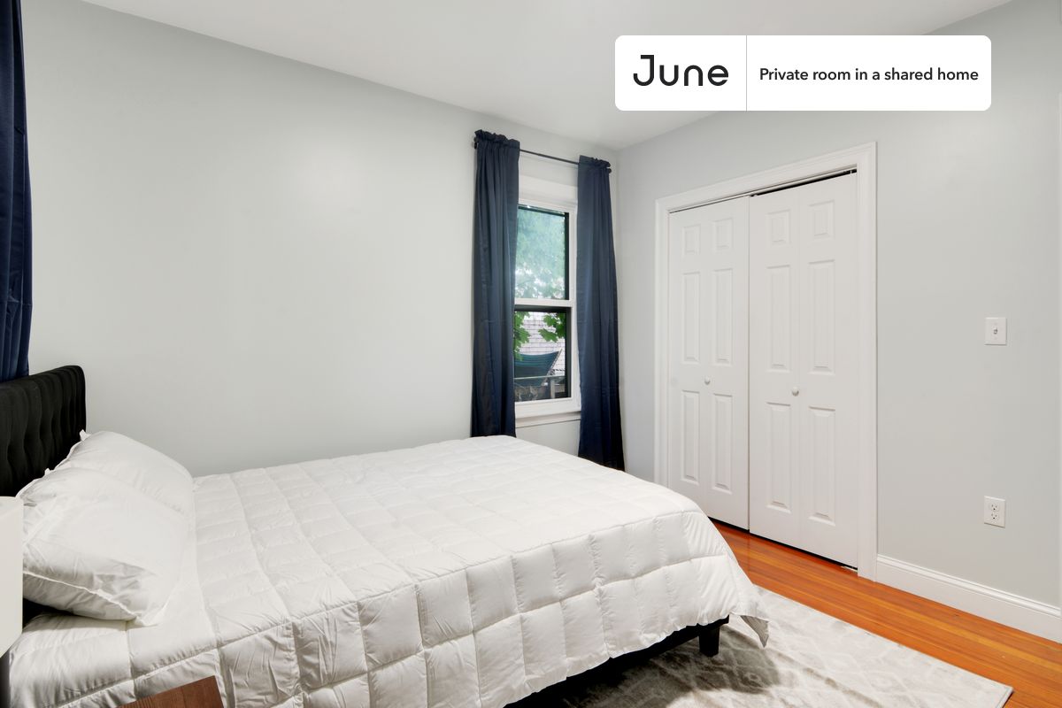 

PLEASE NOTE: This is a private room in a shared apartment. You will have your own bedroom and shared common areas (kitchen, bathroom, etc.) with other residents.

Queen bedroom in a 4 bedroom / 2 bathroom apartment!

Check out 3D tour now:  https://jnhm.es/TV

This  Queen room in Brighton  is available on a 12 month lease or a flexible short term (31 to 364 days) lease. You pick your custom start and end date. Monthly rent rate is determined by furnishing preference, move-in date and move-out date. Speak to a June representative for recommendations on the best stay duration for the lowest rate, and learn more about this home on the June website:  https://jnhm.es/5BZ

Amenities of this home:   Dishwasher,    Furnished Common Areas,    Wi-Fi - Paid separately (High-Speed),    Guarantors Allowed,       32-inch Flat-Screen TV,    Laundry in home (free),       Parking Spot (Paid separately),    Hardwood Flooring,    Microwave,    Oven,    Refrigerator,    Air Conditioning | HVAC,    Parking through SpotHero Paid,   also, this unit is conveniently located, several local parks, restaurants and bars are just minutes away.

About June Homes: Welcome to the easiest rental experience of your life. Rent furnished or unfurnished apartments on a 12 month lease or a flexible short term (31 to 364 days). As a resident, you’ll have access to 24/7 support and monthly cleanings of the home’s shared spaces. Sign up now to apply online for your next home with June: https://jnhm.es/sign-roomi

Brokers welcome! Contact us for more details.

Interested? Kindly note that the minimum stay duration would be 31 days. 

Use this listing ID when speaking to June team:  #574 A