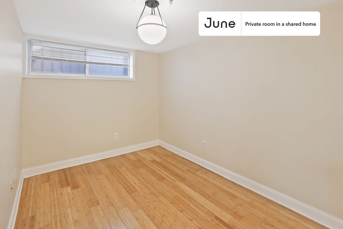 PLEASE NOTE: This is a private room in a shared apartment. You will have your own bedroom and shared common areas (kitchen, bathroom, etc.) with other residents.
Queen bedroom in a 2 bedroom / 2 bathroom apartment!
Check out 3D tour now: https://jnhm.es/10d
This Queen room in Brentwood is available on a 12 month lease or a flexible short term (31 to 364 days) lease. You pick your custom start and end date. Monthly rent rate is determined by furnishing preference, move-in date and move-out date. Speak to a June representative for recommendations on the best stay duration for the lowest rate, and learn more about this home on the June website: https://jnhm.es/5RD
Amenities of this home: Dishwasher, Furnished Common Areas, Wi-Fi - Paid separately (High-Speed), Guarantors Allowed, Central AC (Common space), Street parking - City permit required, Laundry in home (free), Wall-Mounted TV, Hardwood Flooring, Microwave, Oven, Refrigerator, also, this unit is conveniently located, several local parks, restaurants and bars are just minutes away.
About June Homes: Welcome to the easiest rental experience of your life. Rent furnished or unfurnished apartments on a 12 month lease or a flexible short term (31 to 364 days). As a resident, you’ll have access to 24/7 support and monthly cleanings of the home’s shared spaces. Sign up now to apply online for your next home with June: https://jnhm.es/sign-roomi
Brokers welcome! Contact us for more details.
Interested? Kindly note that the minimum stay duration would be 31 days.
Use this listing ID when speaking to June team: #911 A
