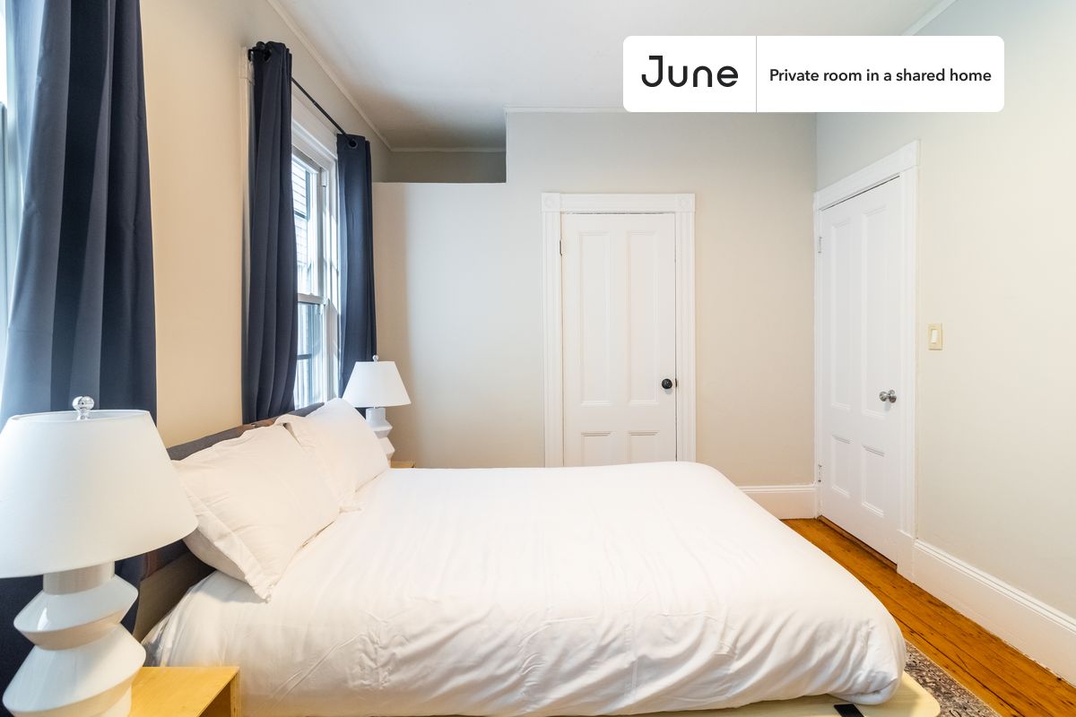 PLEASE NOTE: This is a private room in a shared apartment. You will have your own bedroom and shared common areas (kitchen, bathroom, etc.) with other residents.
Queen bedroom in a 4 bedroom / 1 bathroom apartment!
Check out 3D tour now: https://jnhm.es/10M
This Queen room in Roxbury is available on a 12 month lease or a flexible short term (31 to 364 days) lease. You pick your custom start and end date. Monthly rent rate is determined by furnishing preference, move-in date and move-out date. Speak to a June representative for recommendations on the best stay duration for the lowest rate, and learn more about this home on the June website: https://jnhm.es/5So
Amenities of this home: Dishwasher, Furnished Common Areas, Wi-Fi - Paid separately (High-Speed), Guarantors Allowed, Street parking - City permit required, Laundry - Paid separately (in building), Wall-Mounted TV, Hardwood Flooring, Microwave, Oven, Refrigerator, also, this unit is conveniently located, several local parks, restaurants and bars are just minutes away.
About June Homes: Welcome to the easiest rental experience of your life. Rent furnished or unfurnished apartments on a 12 month lease or a flexible short term (31 to 364 days). As a resident, you’ll have access to 24/7 support and monthly cleanings of the home’s shared spaces. Sign up now to apply online for your next home with June: https://jnhm.es/sign-roomi
Brokers welcome! Contact us for more details.
Interested? Kindly note that the minimum stay duration would be 31 days.
Use this listing ID when speaking to June team: #926 B