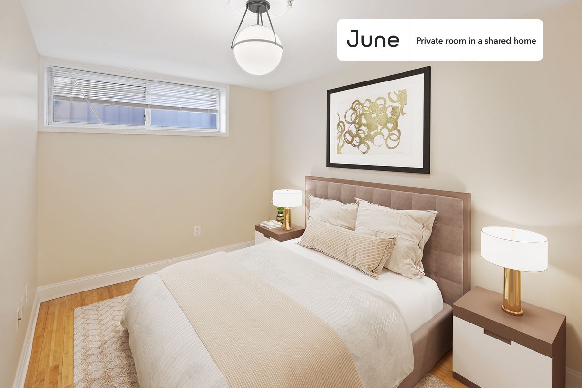 PLEASE NOTE: This is a private room in a shared apartment. You will have your own bedroom and shared common areas (kitchen, bathroom, etc.) with other residents.
Queen bedroom in a 2 bedroom / 2 bathroom apartment!
Check out 3D tour now: https://jnhm.es/10d
This Queen room in Brentwood is available on a 12 month lease or a flexible short term (31 to 364 days) lease. You pick your custom start and end date. Monthly rent rate is determined by furnishing preference, move-in date and move-out date. Speak to a June representative for recommendations on the best stay duration for the lowest rate, and learn more about this home on the June website: https://jnhm.es/5RD
Amenities of this home: Dishwasher, Furnished Common Areas, Wi-Fi - Paid separately (High-Speed), Guarantors Allowed, Central AC (Common space), Street parking - City permit required, Laundry in home (free), Wall-Mounted TV, Hardwood Flooring, Microwave, Oven, Refrigerator, also, this unit is conveniently located, several local parks, restaurants and bars are just minutes away.
About June Homes: Welcome to the easiest rental experience of your life. Rent furnished or unfurnished apartments on a 12 month lease or a flexible short term (31 to 364 days). As a resident, you’ll have access to 24/7 support and monthly cleanings of the home’s shared spaces. Sign up now to apply online for your next home with June: https://jnhm.es/sign-roomi
Brokers welcome! Contact us for more details.
Interested? Kindly note that the minimum stay duration would be 31 days.
Use this listing ID when speaking to June team: #911 A