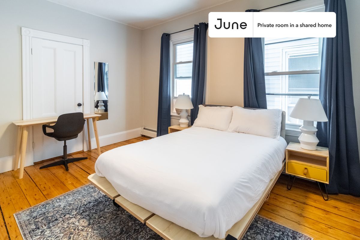 PLEASE NOTE: This is a private room in a shared apartment. You will have your own bedroom and shared common areas (kitchen, bathroom, etc.) with other residents.
Queen bedroom in a 4 bedroom / 1 bathroom apartment!
Check out 3D tour now: https://jnhm.es/10M
This Queen room in Roxbury is available on a 12 month lease or a flexible short term (31 to 364 days) lease. You pick your custom start and end date. Monthly rent rate is determined by furnishing preference, move-in date and move-out date. Speak to a June representative for recommendations on the best stay duration for the lowest rate, and learn more about this home on the June website: https://jnhm.es/5So
Amenities of this home: Dishwasher, Furnished Common Areas, Wi-Fi - Paid separately (High-Speed), Guarantors Allowed, Street parking - City permit required, Laundry - Paid separately (in building), Wall-Mounted TV, Hardwood Flooring, Microwave, Oven, Refrigerator, also, this unit is conveniently located, several local parks, restaurants and bars are just minutes away.
About June Homes: Welcome to the easiest rental experience of your life. Rent furnished or unfurnished apartments on a 12 month lease or a flexible short term (31 to 364 days). As a resident, you’ll have access to 24/7 support and monthly cleanings of the home’s shared spaces. Sign up now to apply online for your next home with June: https://jnhm.es/sign-roomi
Brokers welcome! Contact us for more details.
Interested? Kindly note that the minimum stay duration would be 31 days.
Use this listing ID when speaking to June team: #926 B